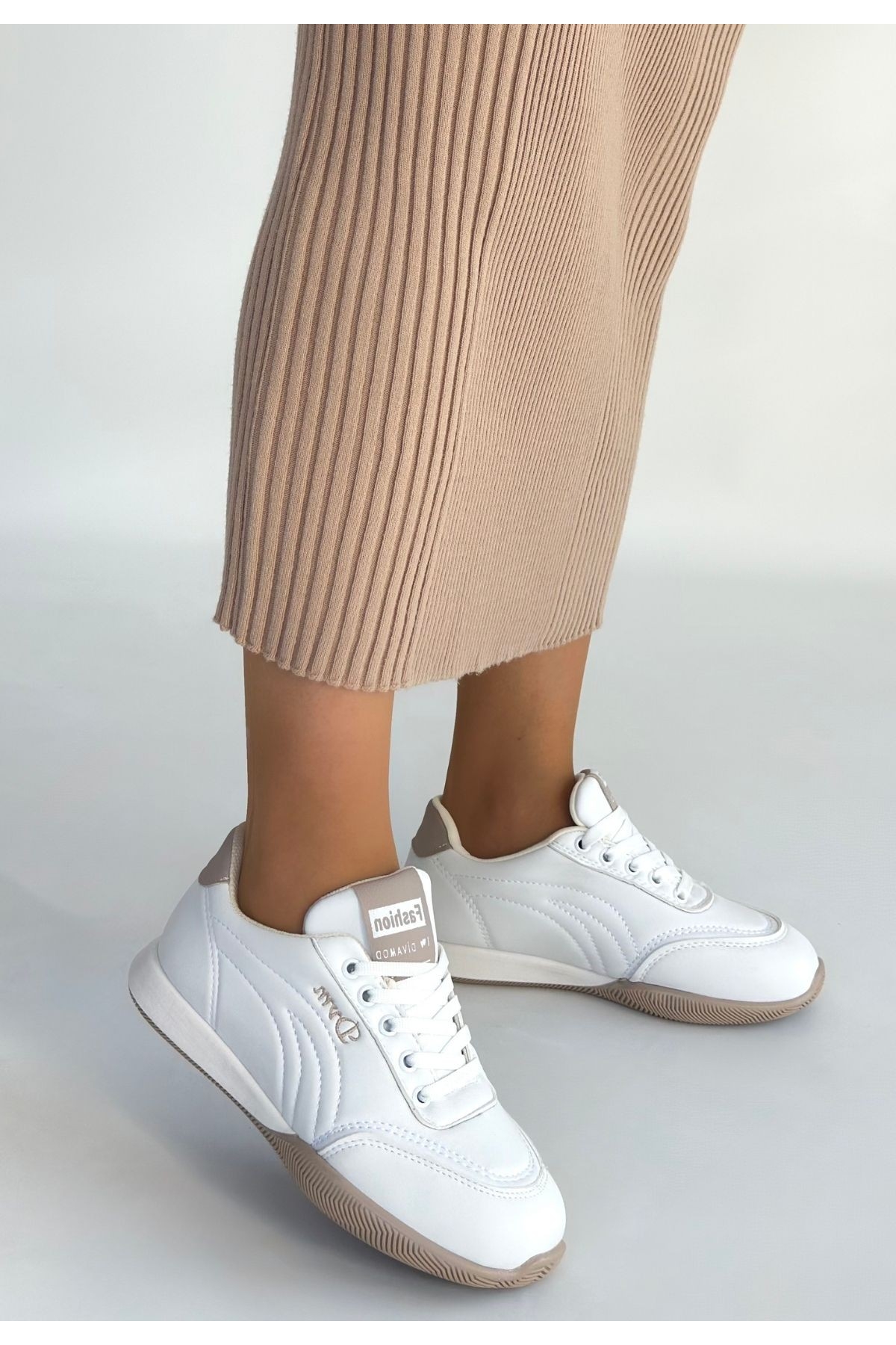 Beyaz Bağcıklı Kadın Spor Ayakkabı - Görsel 4