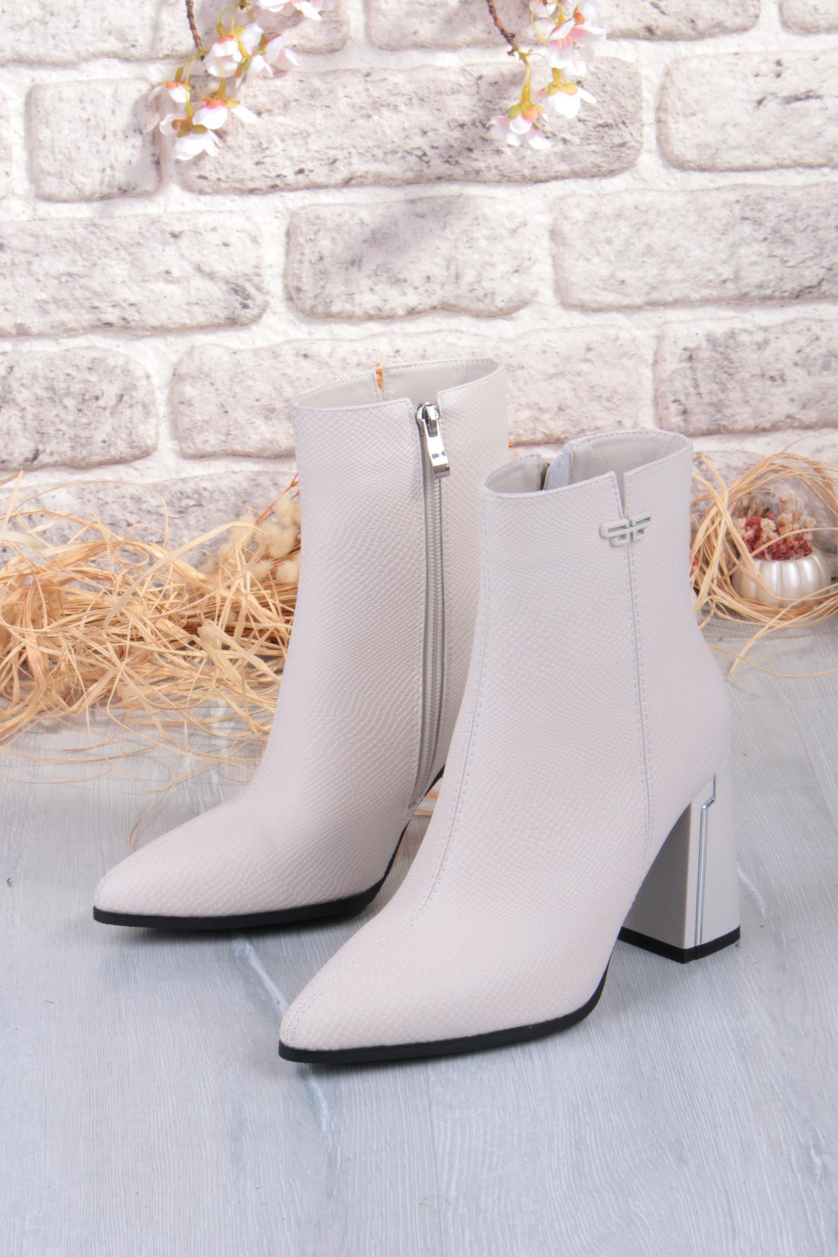 25K137 Baskılı Deri 8 Cm Yükseklik Kalın Topuklu Sivri Burun Kadın Bot - Görsel 6