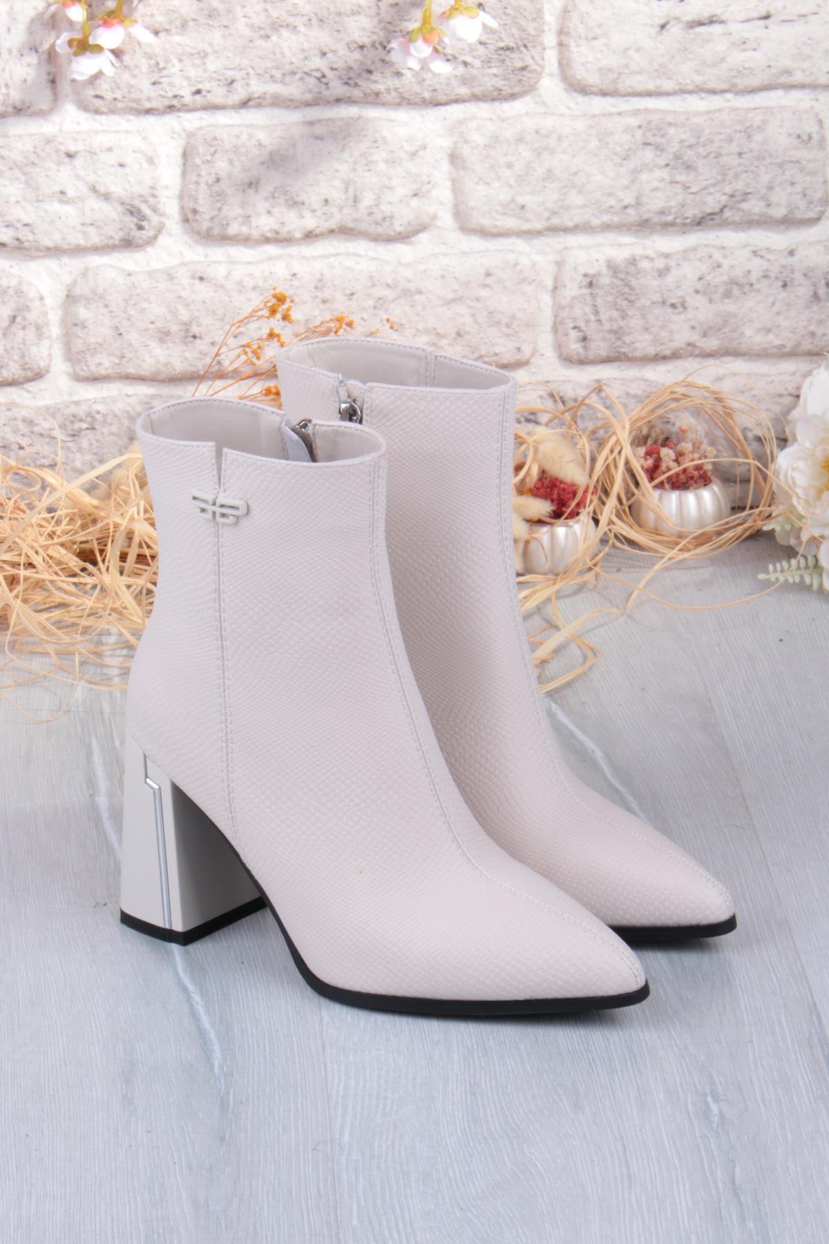 25K137 Baskılı Deri 8 Cm Yükseklik Kalın Topuklu Sivri Burun Kadın Bot - Görsel 9