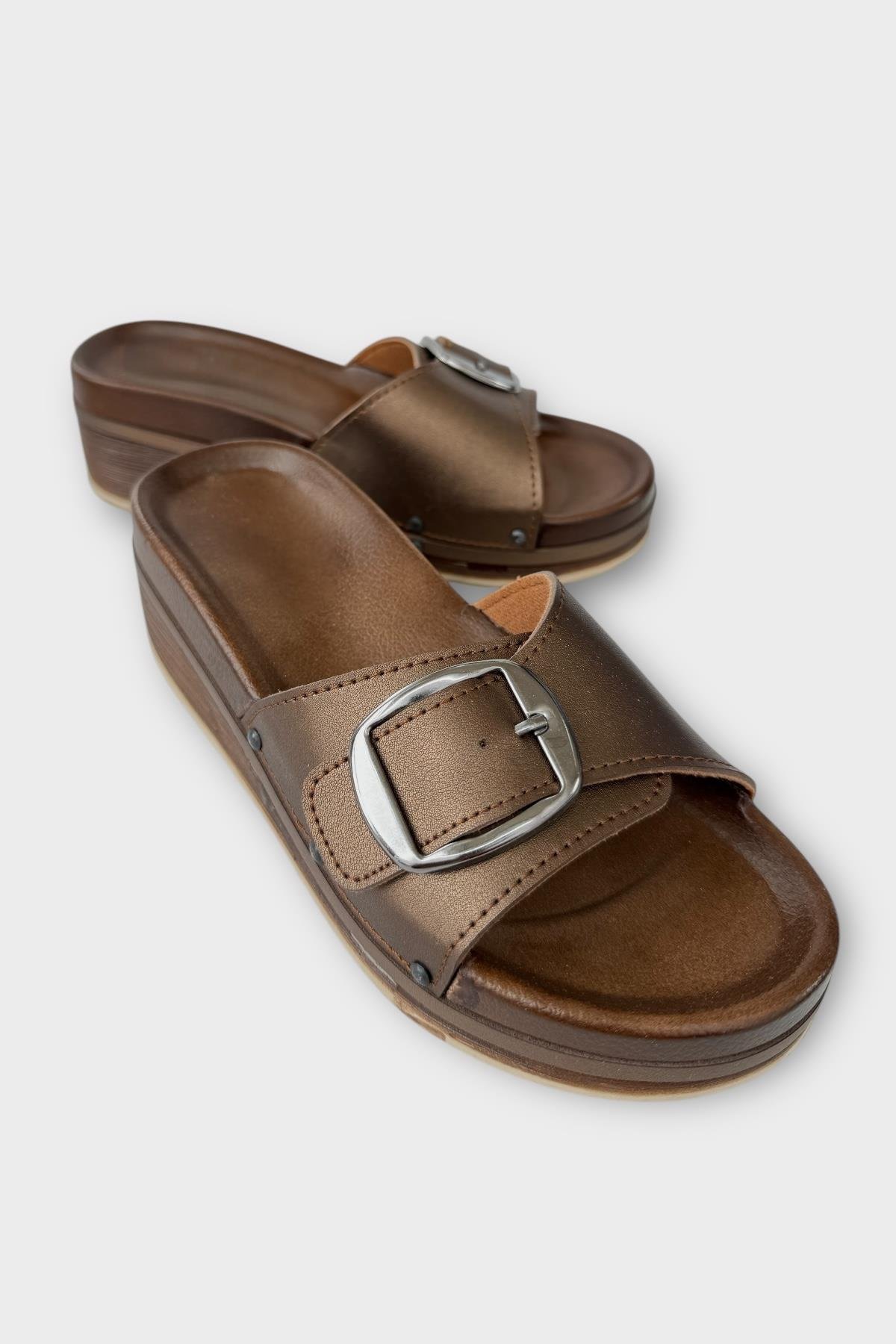 Kadın Günlük Terlik Tokalı Dolgu Topuk Şık Yazlık Ev Plaj Tatil Terliği KAHVERENGİ - Görsel 3