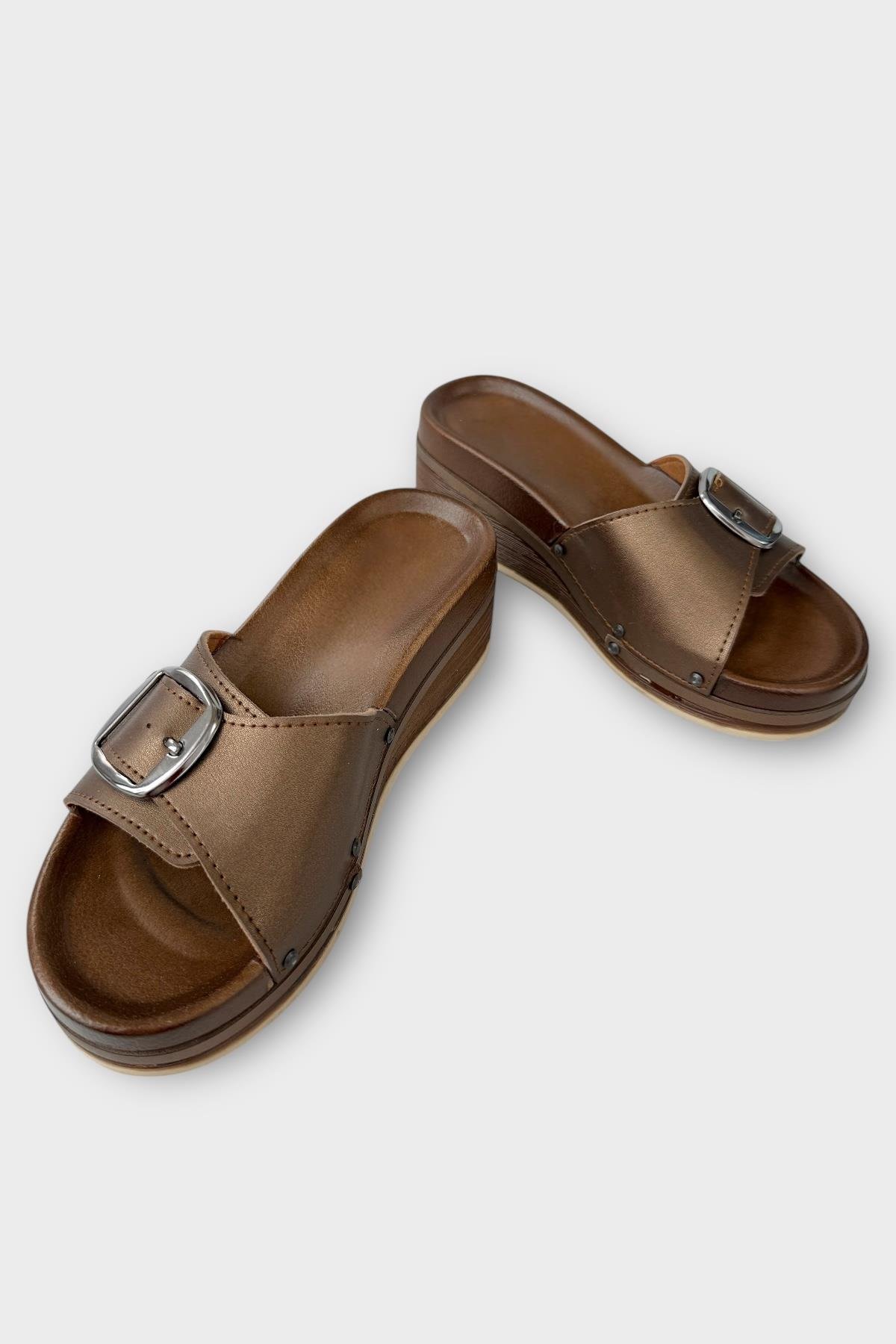 Kadın Günlük Terlik Tokalı Dolgu Topuk Şık Yazlık Ev Plaj Tatil Terliği KAHVERENGİ - Görsel 4