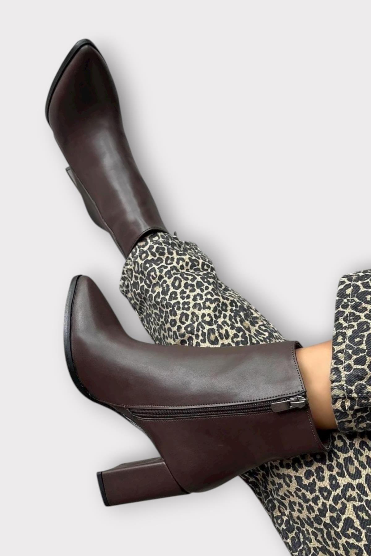 Kalın Topuk Sivri Burun Fermuarlı Kadın Bot KAHVERENGİ - Görsel 3