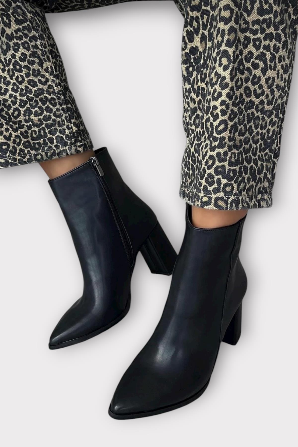 Kalın Topuk Sivri Burun Fermuarlı Kadın Bot SİYAH - Görsel 7