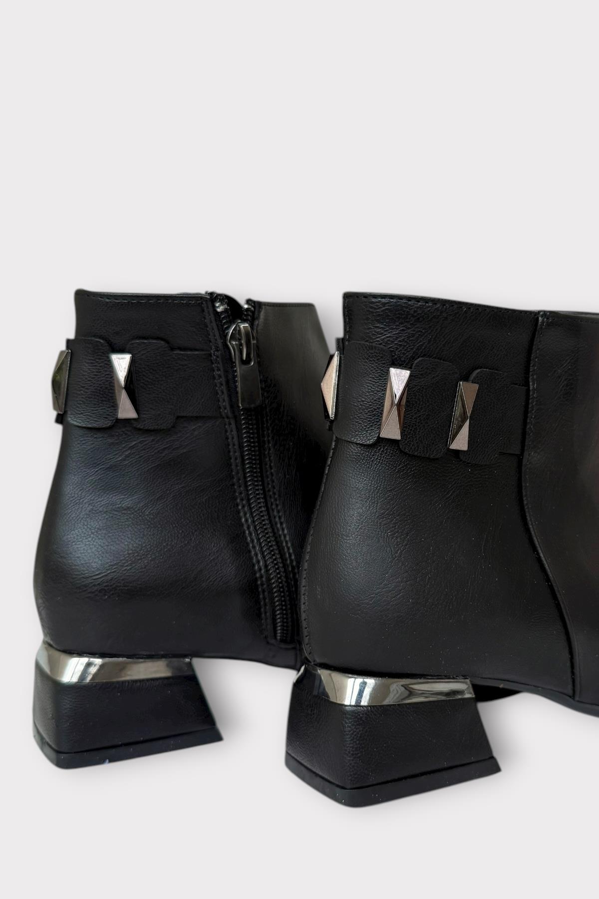 Toka Detaylı Sivri Burun Topuklu Kadın Bot SİYAH - Görsel 5