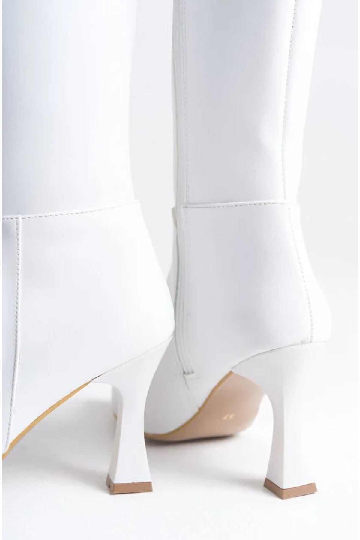 Diz Altı Topuklu Sivri Burun Kadın Çizme - Görsel 6