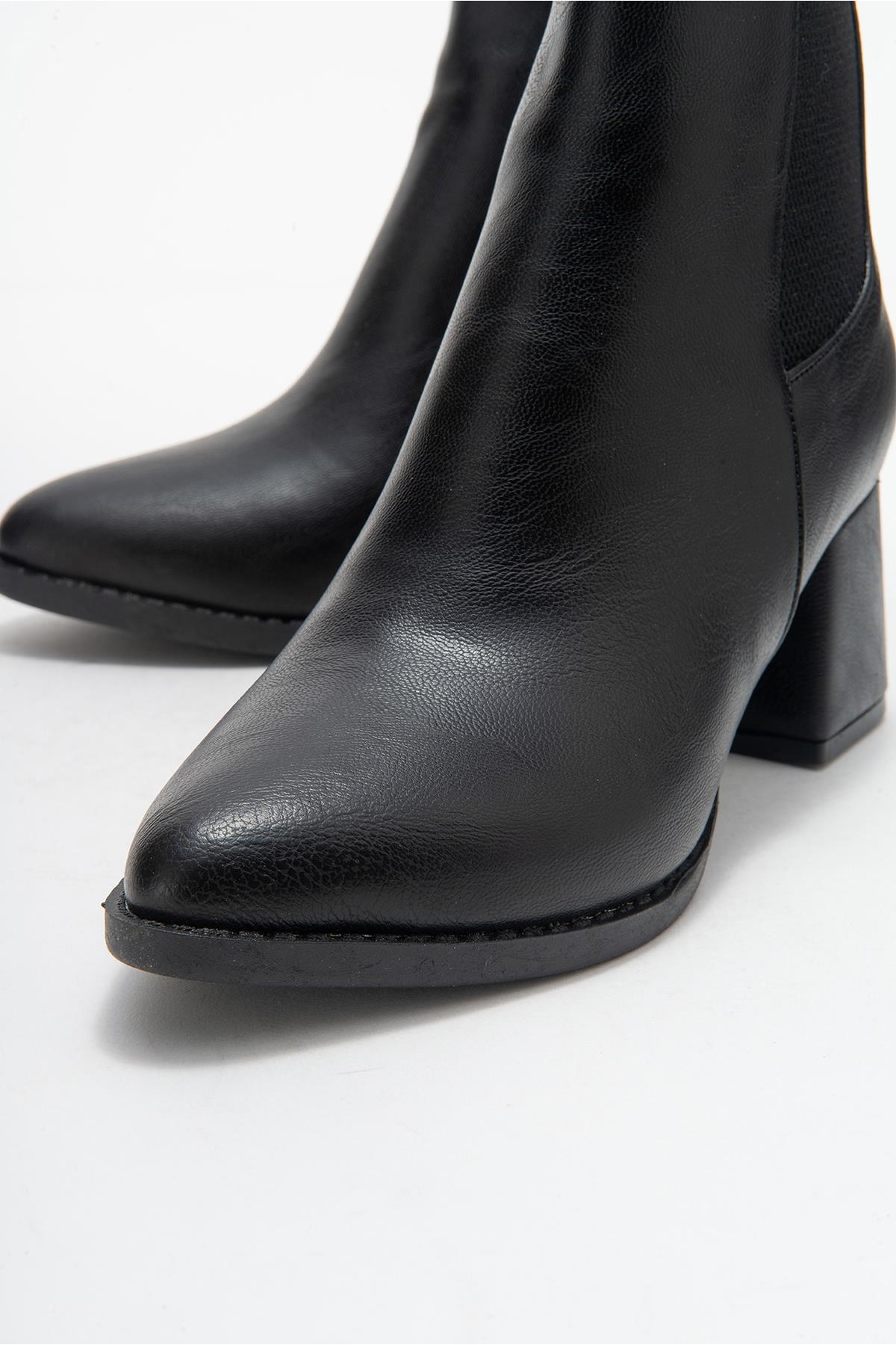 Kadın Sade Lastikli Sivri Burunlu Topuklu Bot SİYAH CİLT - Görsel 4