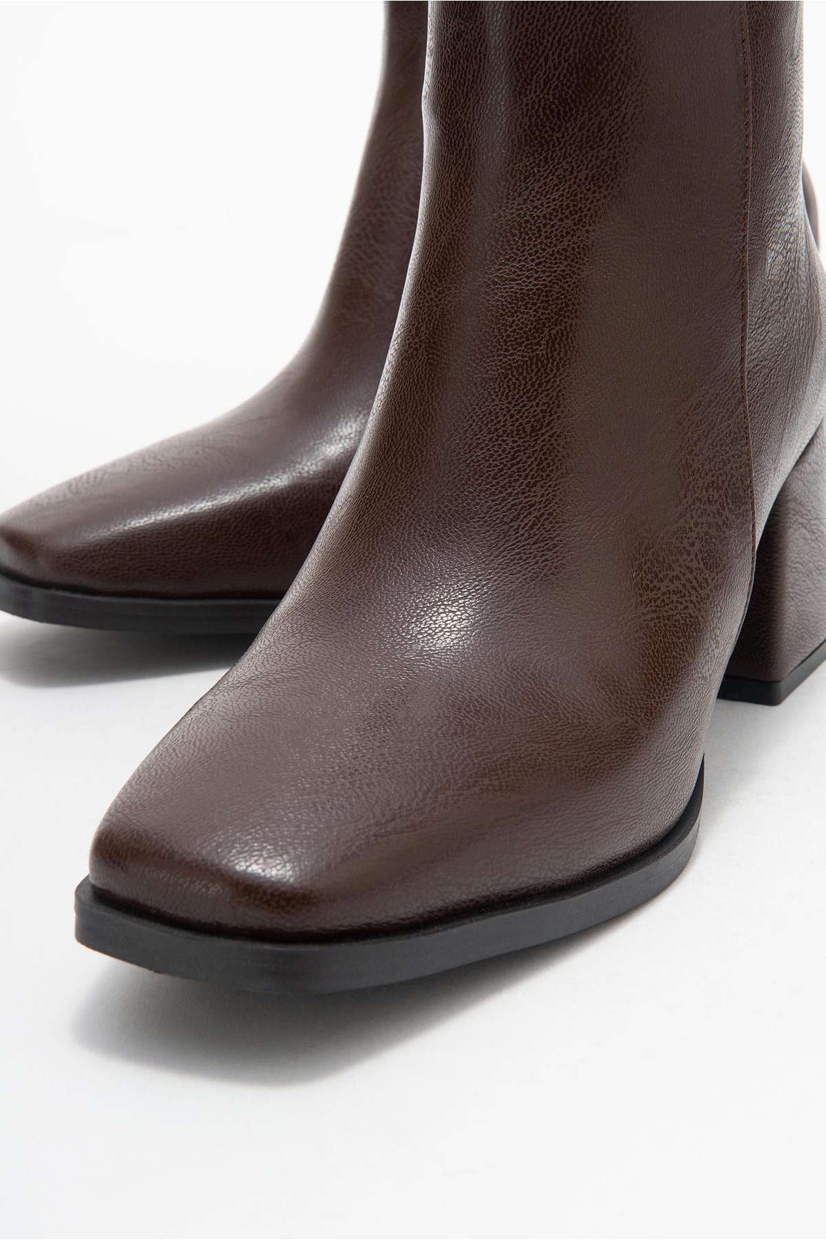 Kadın Sade Küt Burunlu Topuklu Bot KAHVE CİLT - Görsel 4