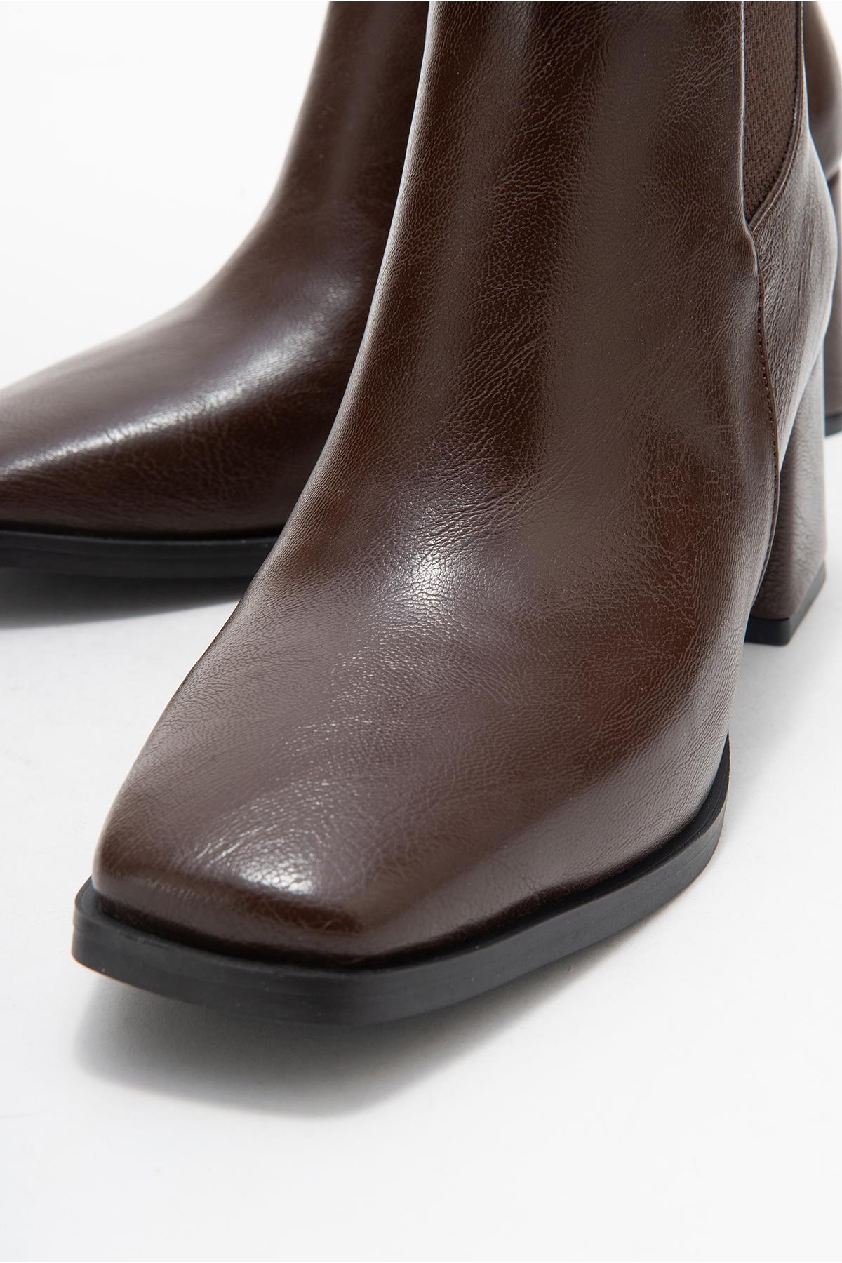 Küt Burunlu Sade Lastikli Kadın Topuklu Bot KAHVE CİLT - Görsel 4