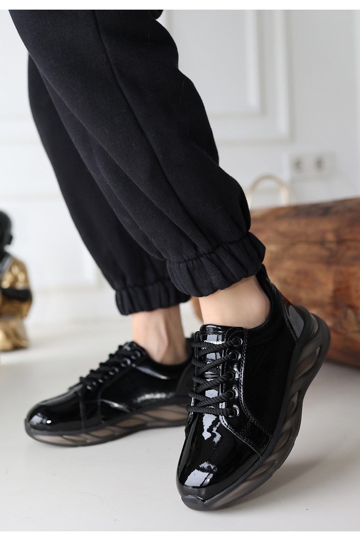 Siyah Rugan Bağcıklı Gri Tabanlı Kadın Spor Ayakkabı - Görsel 3