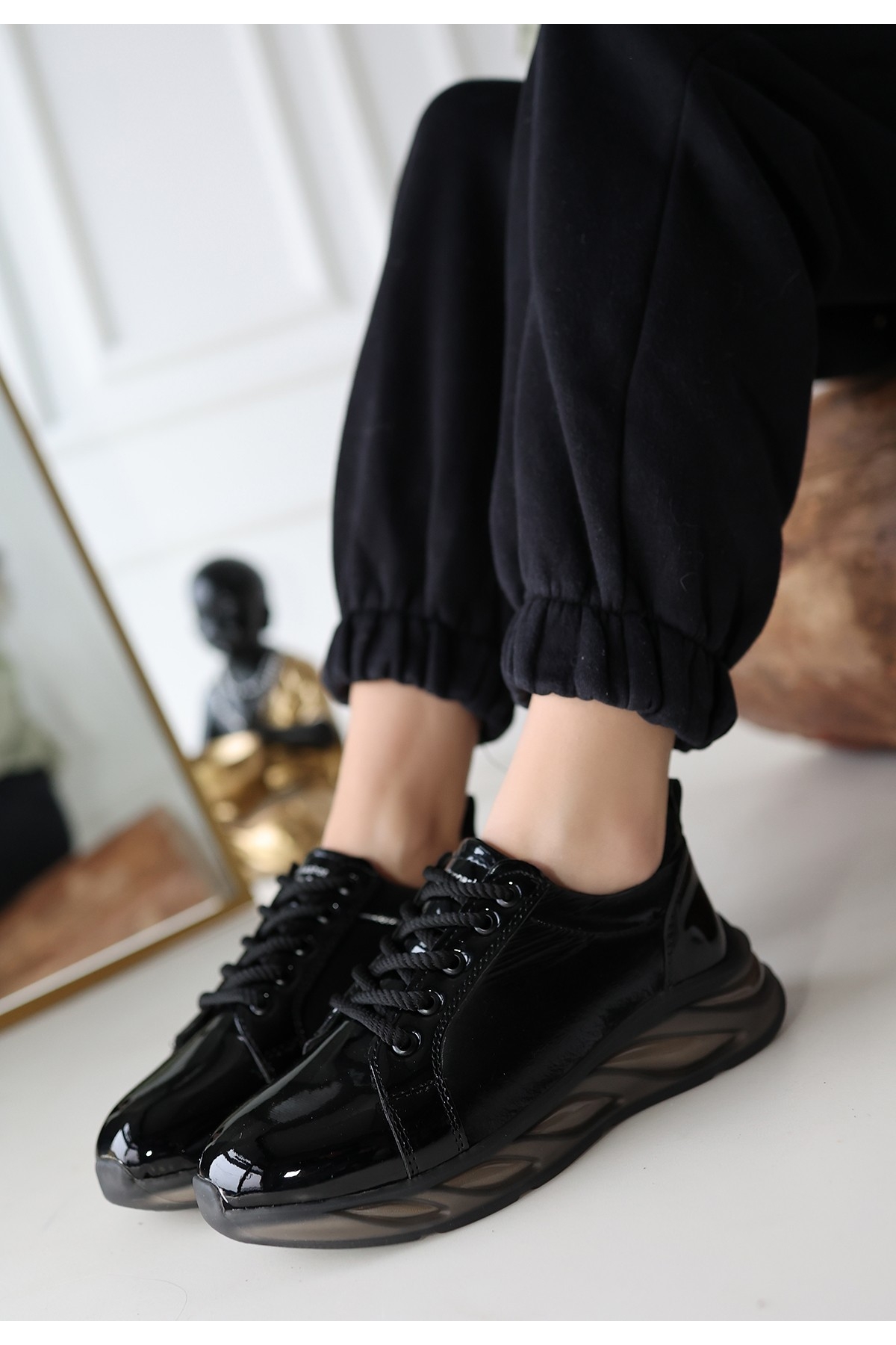 Siyah Rugan Bağcıklı Gri Tabanlı Kadın Spor Ayakkabı - Görsel 4