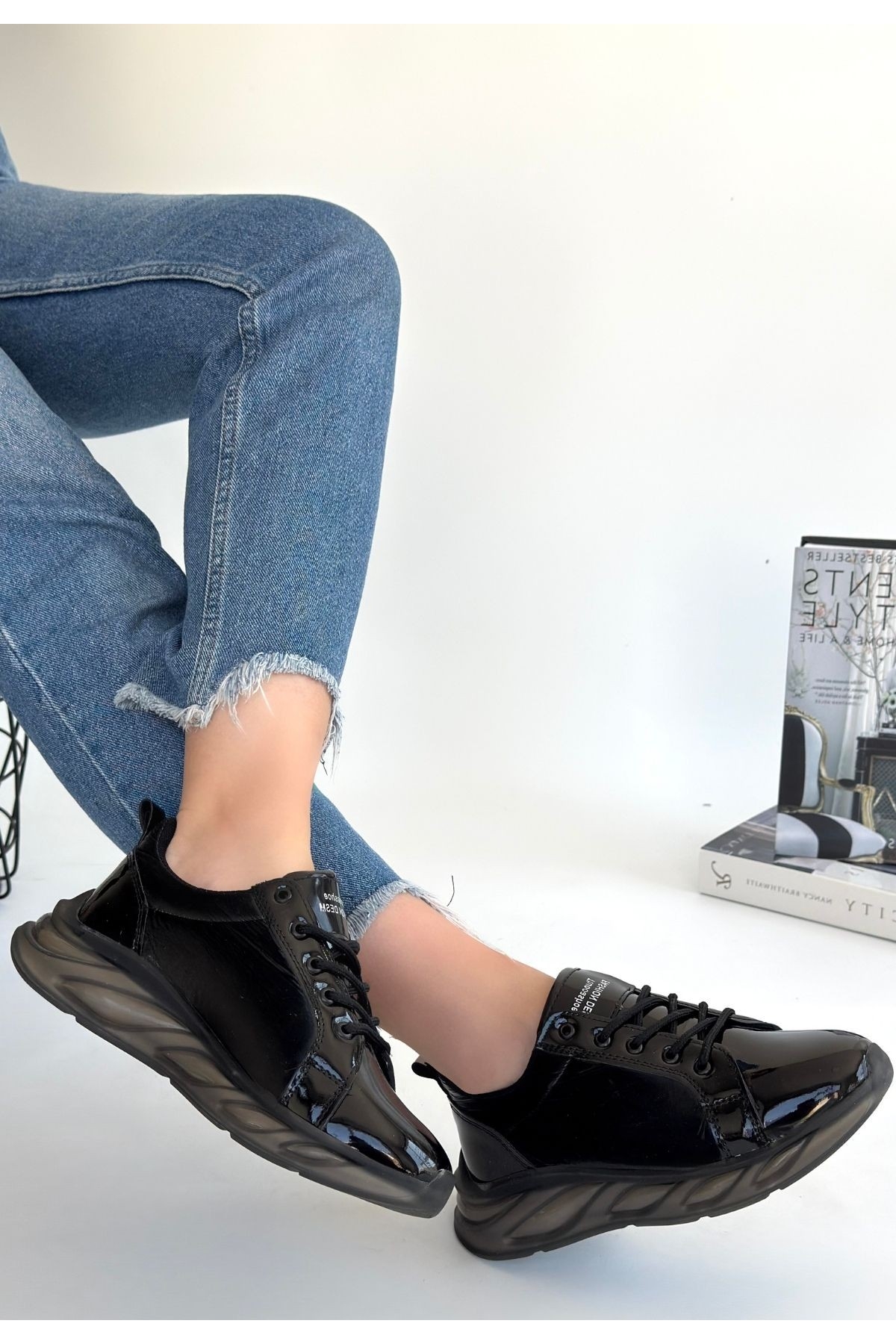 Siyah Rugan Bağcıklı Gri Tabanlı Kadın Spor Ayakkabı - Görsel 6