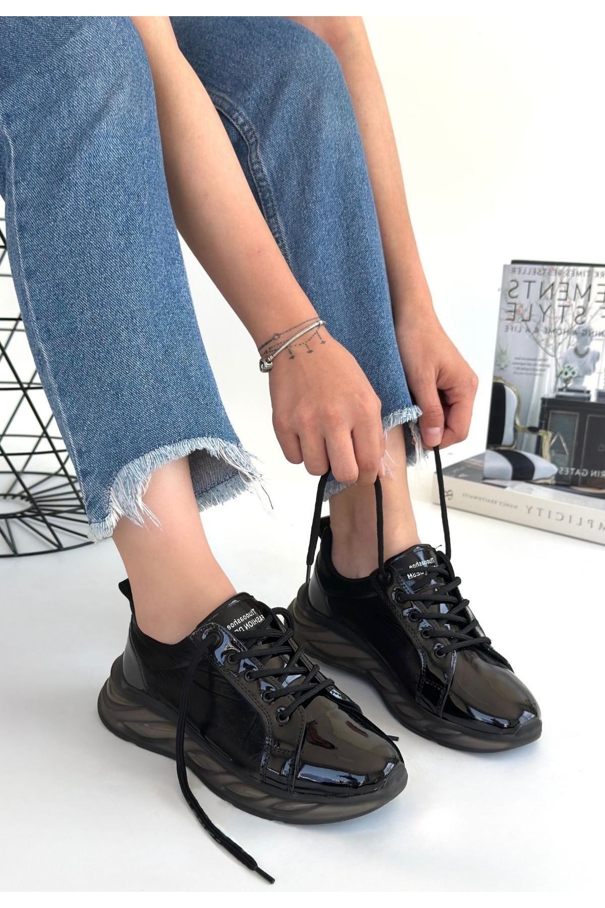 Siyah Rugan Bağcıklı Gri Tabanlı Kadın Spor Ayakkabı - Görsel 7