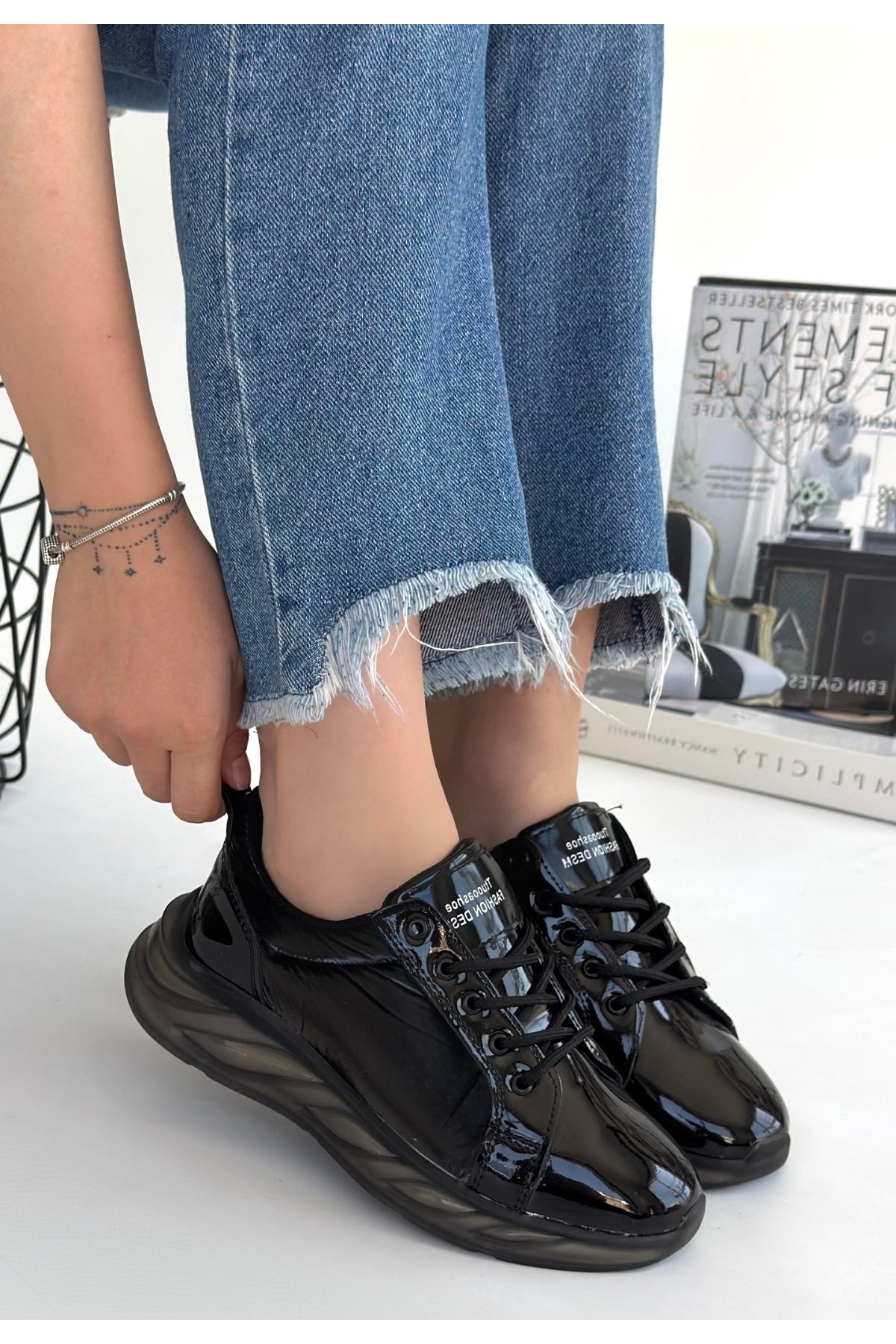 Siyah Rugan Bağcıklı Gri Tabanlı Kadın Spor Ayakkabı - Görsel 8