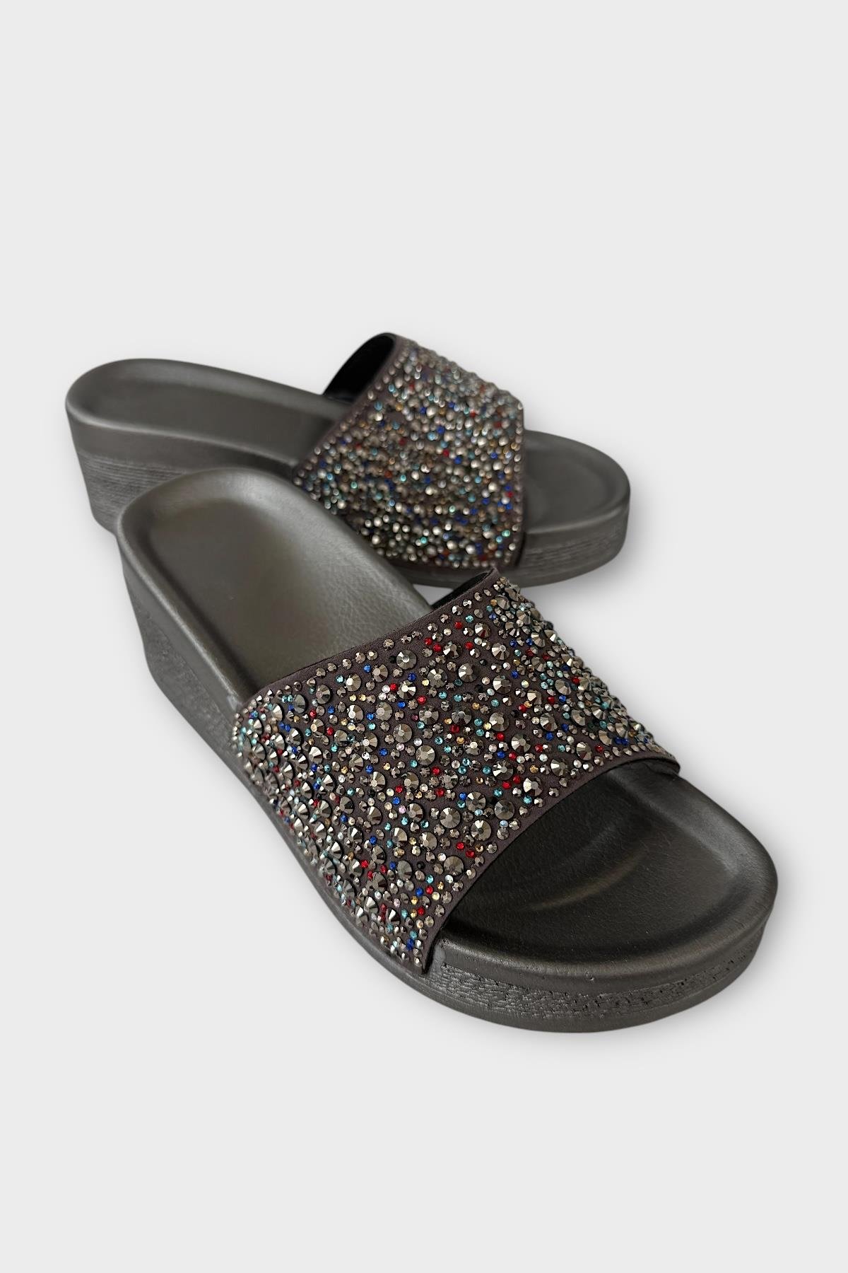Kadın Günlük Terlik Taşlı Dolgu Topuk Şık Yazlık Ev Plaj Tatil Terliği GÜMÜŞ - Görsel 3