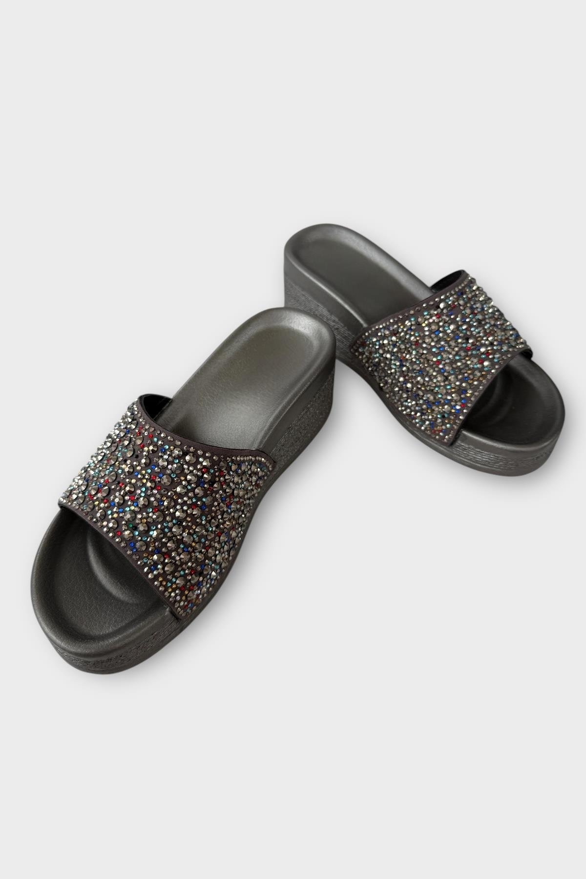 Kadın Günlük Terlik Taşlı Dolgu Topuk Şık Yazlık Ev Plaj Tatil Terliği GÜMÜŞ - Görsel 4