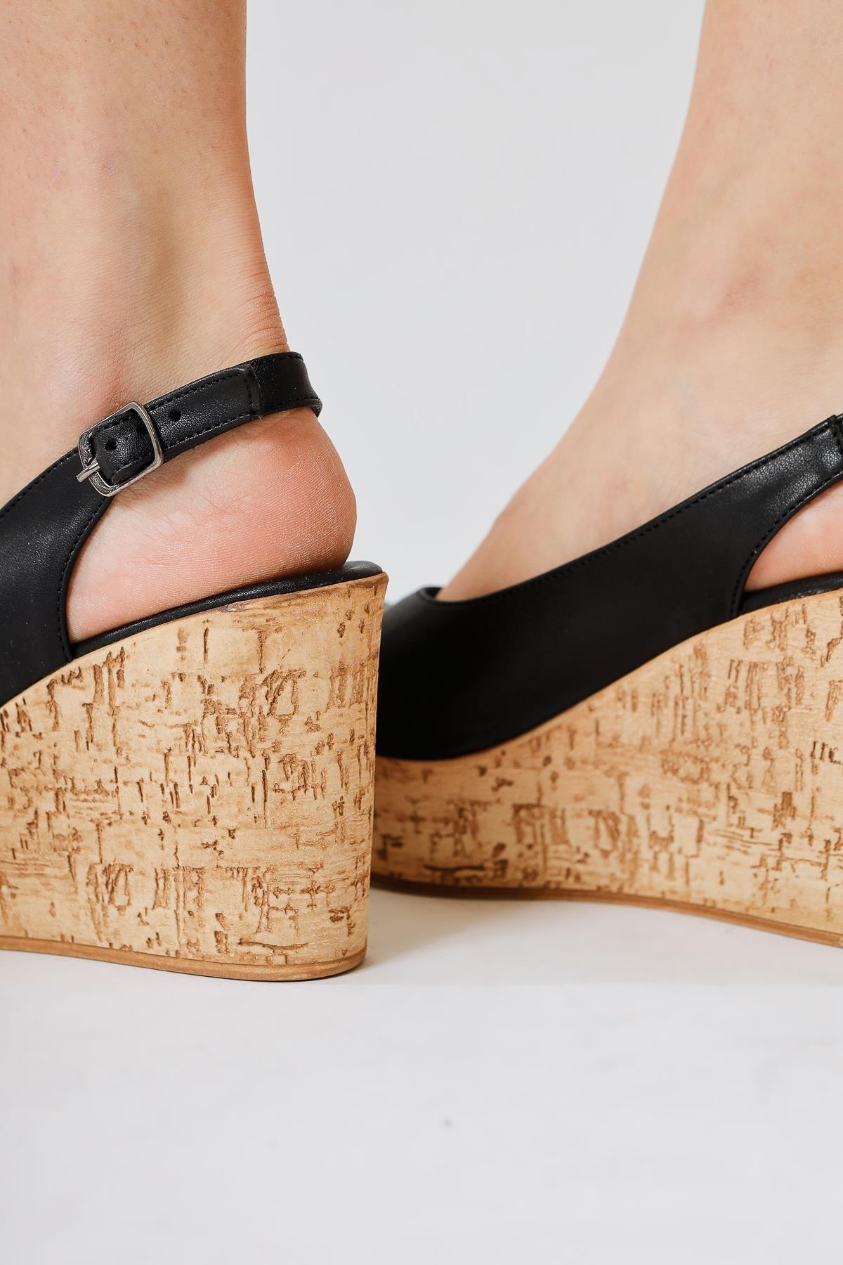 Siyah Rustik Taban Detayli Dolgu Topuklu Kadın Sandalet - Görsel 3