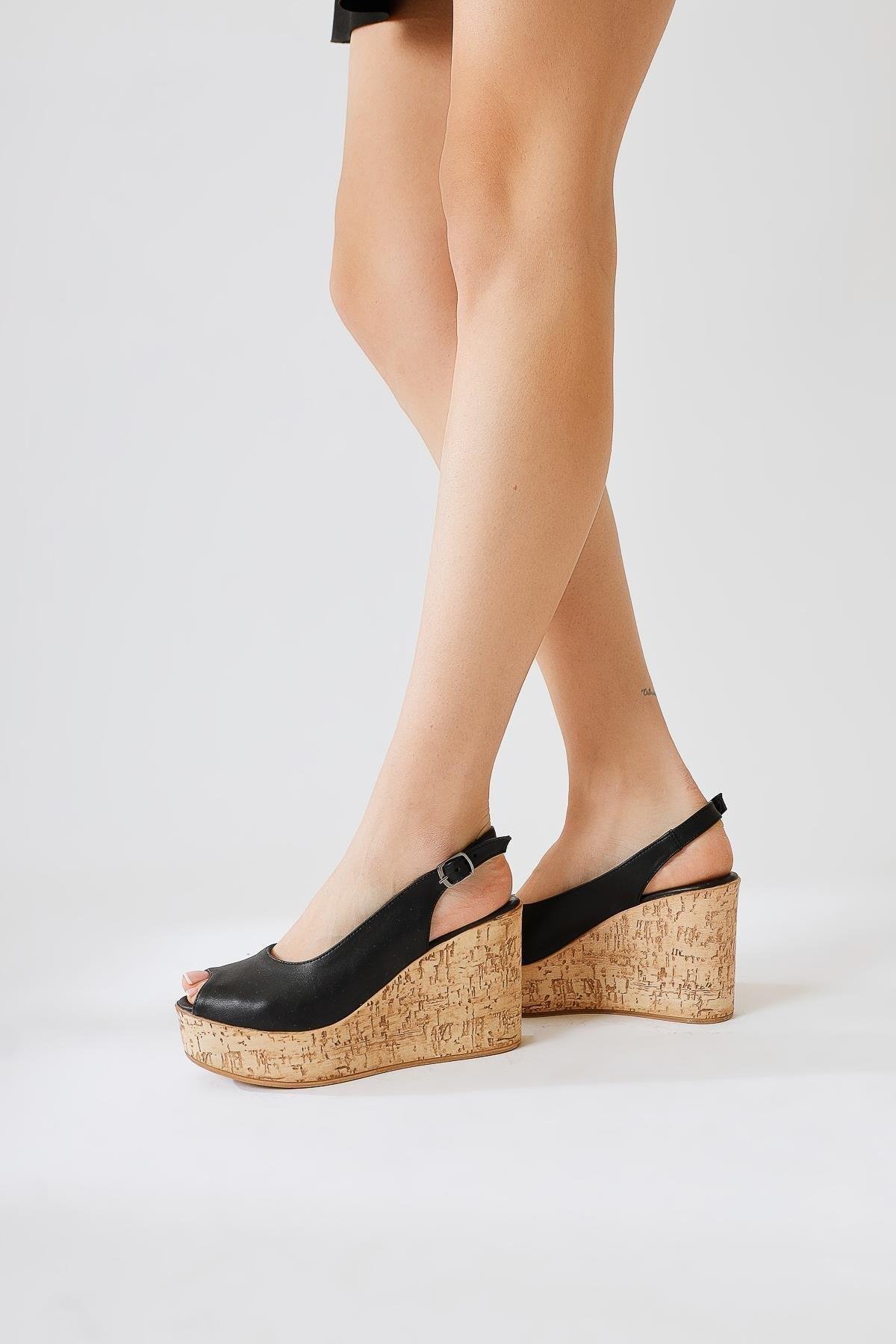 Siyah Rustik Taban Detayli Dolgu Topuklu Kadın Sandalet - Görsel 4