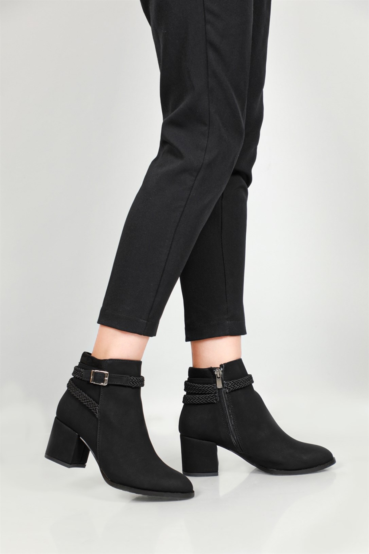 Yandan Tokalı Fantazi Kadın Bot - Görsel 2