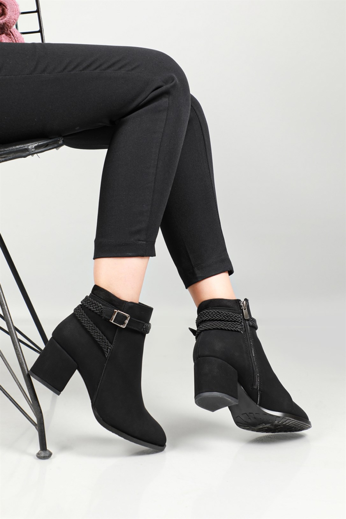 Yandan Tokalı Fantazi Kadın Bot - Görsel 5