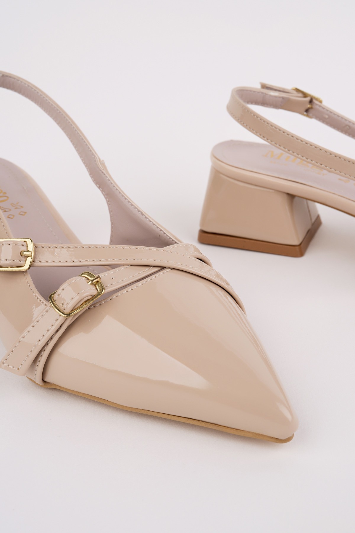 LUMİNA Sivri Burun Arkası Açık Kemer Detaylı İki Bantlı Kadın Kısa Topuklu Ayakkabı - Görsel 4