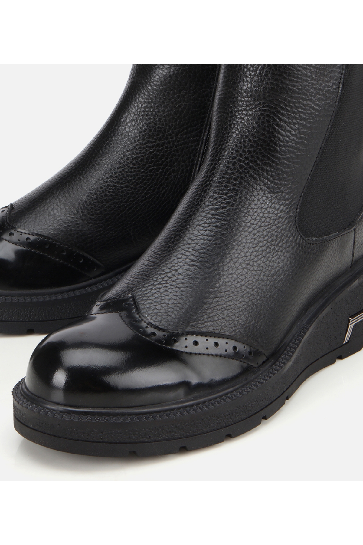 Kadın Deri Siyah Lastik Detaylı Dolgu Topuklu Bot - Görsel 3