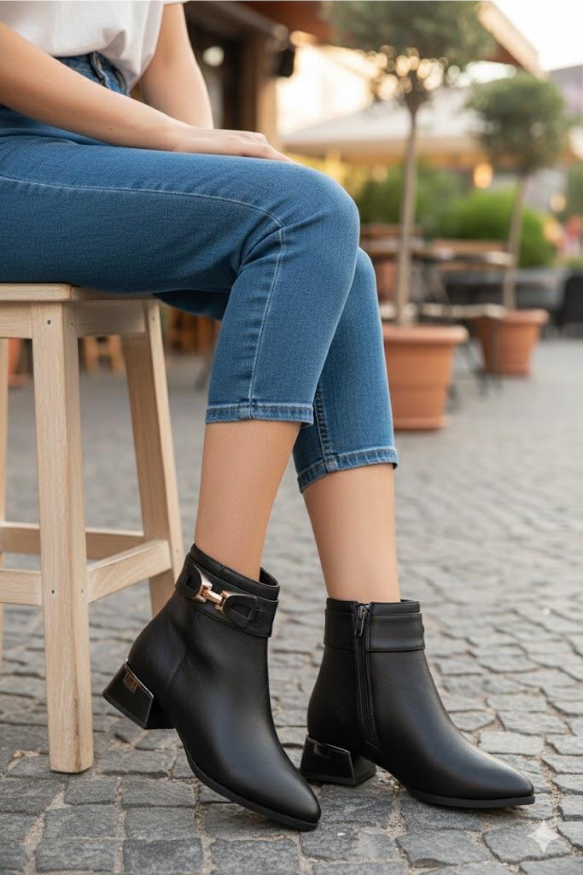 Fort 573106 Toka Detaylı Burnu Sivri 3 Cm Kalın Topuk Fermuarlı Kadın Bot model görseli