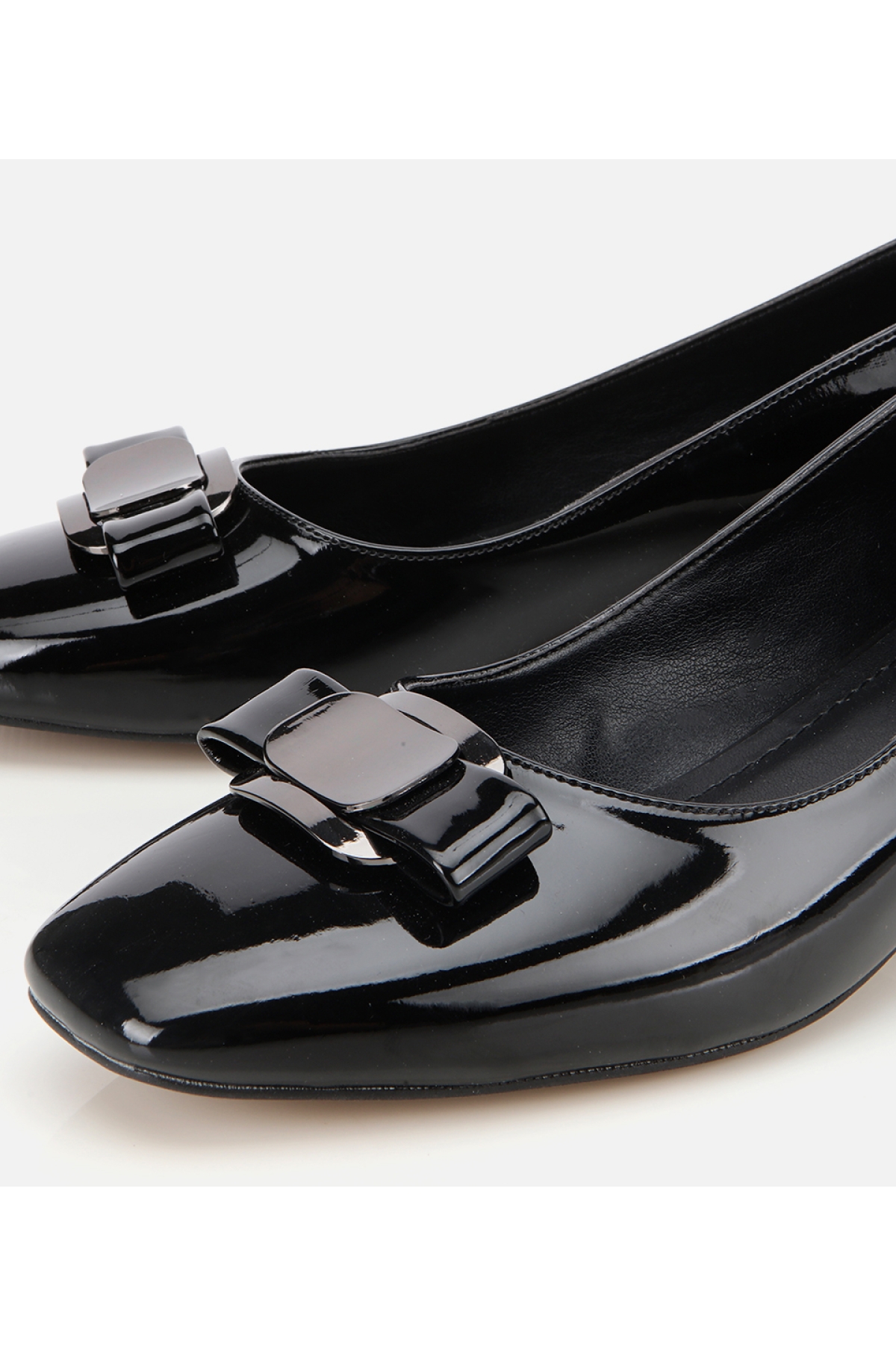 Kadın Rugan Siyah Metal Detaylı Kalın Topuklu Ayakkabı - Görsel 3