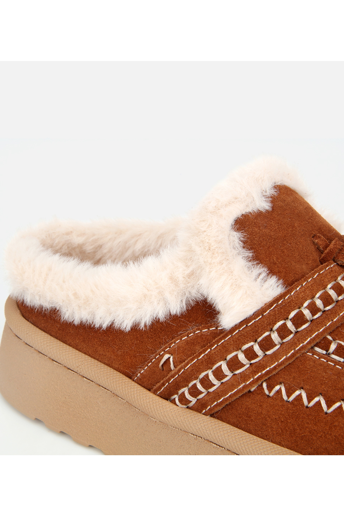 Kadın Süet Deri Kahverengi İçi Kürklü Püskül Detaylı Düz Terlik - Görsel 2