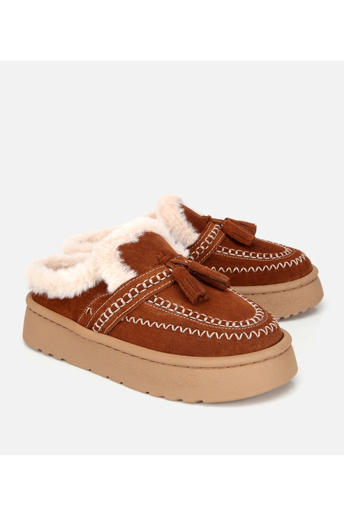 Kadın Süet Deri Kahverengi İçi Kürklü Püskül Detaylı Düz Terlik - Görsel 3