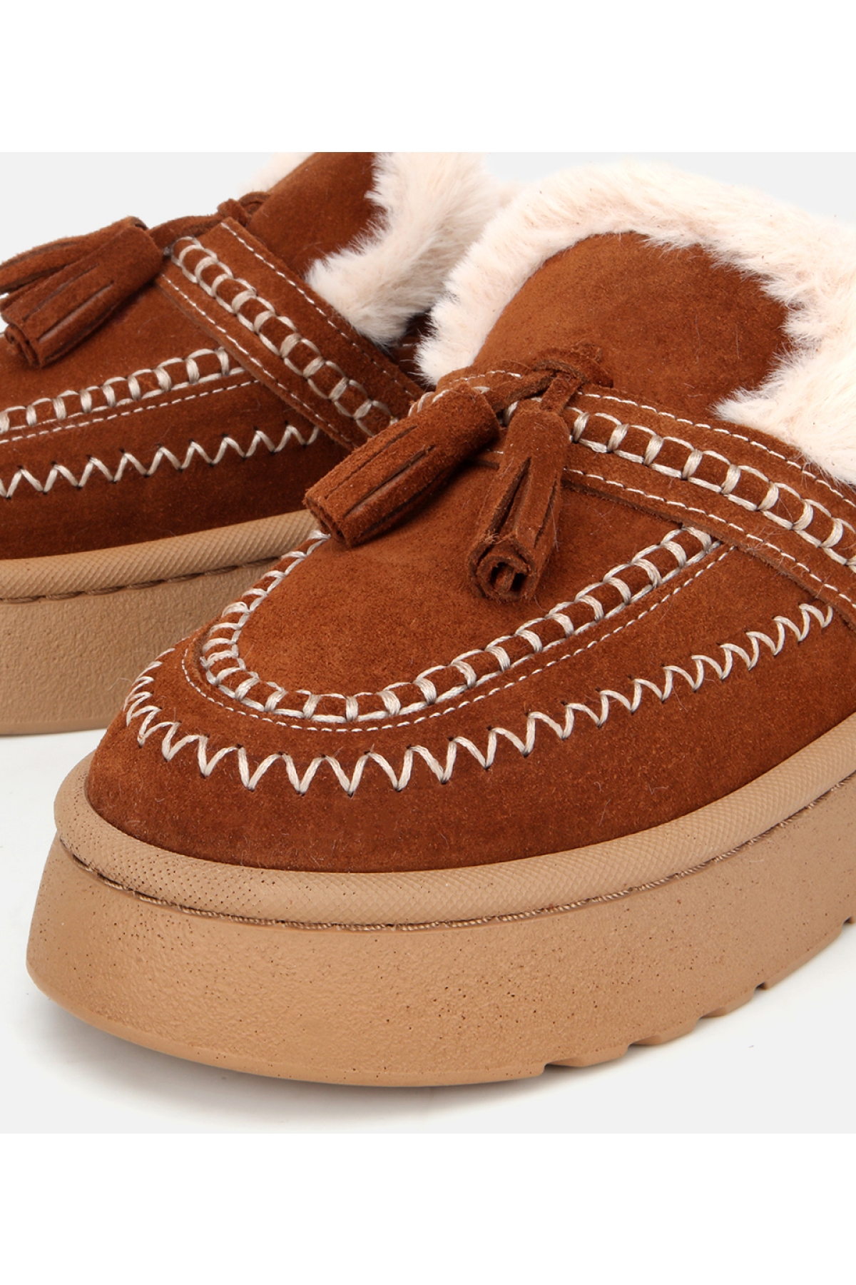 Kadın Süet Deri Kahverengi İçi Kürklü Püskül Detaylı Düz Terlik - Görsel 4