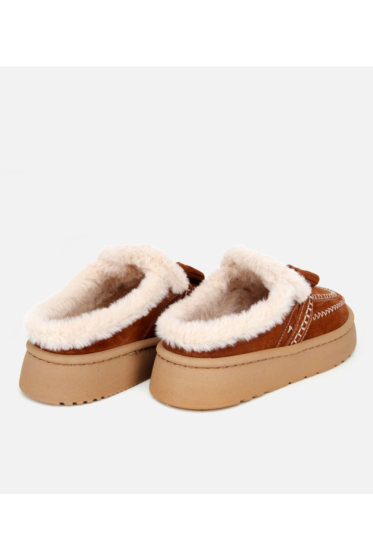 Kadın Süet Deri Kahverengi İçi Kürklü Püskül Detaylı Düz Terlik - Görsel 5