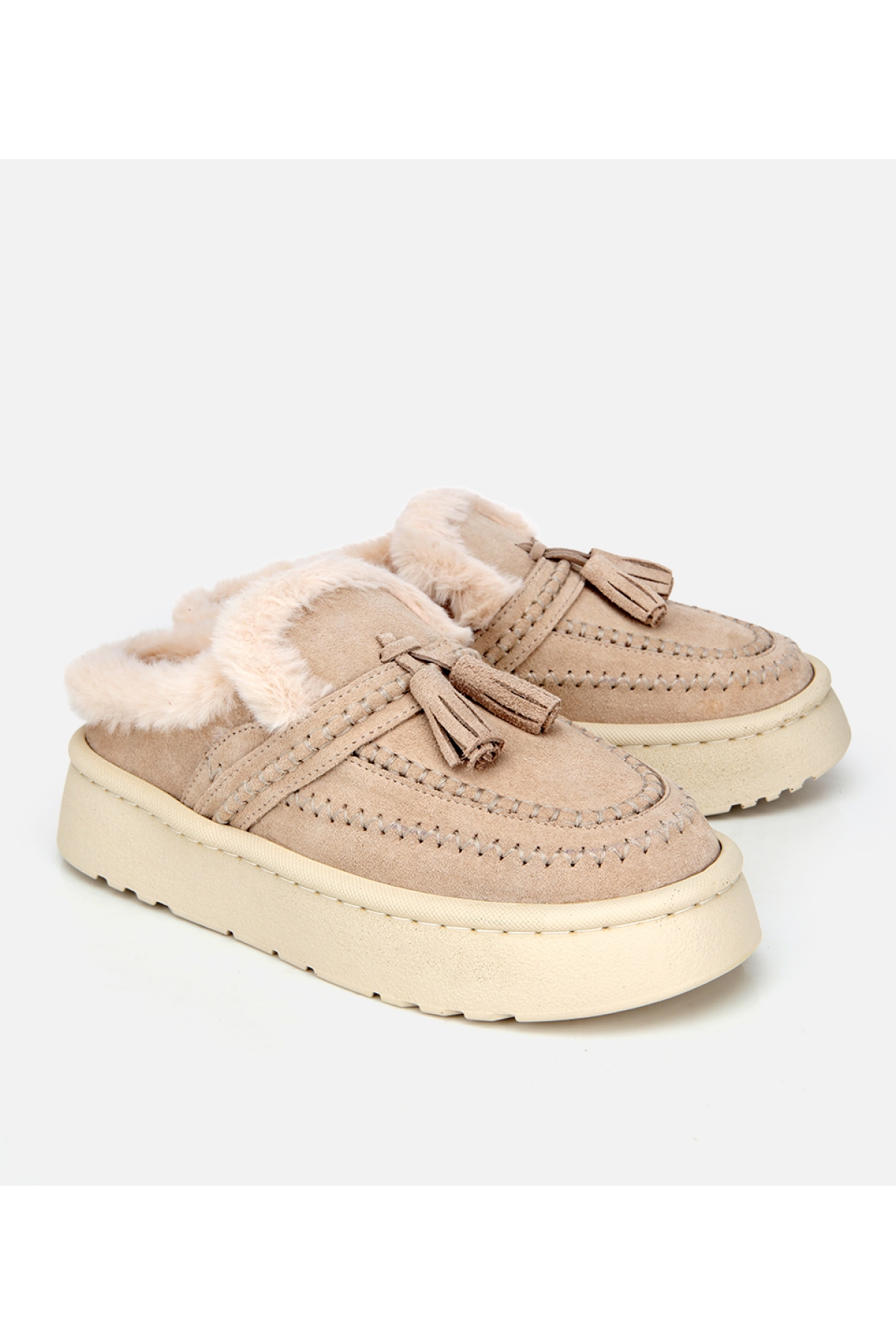 Kadın Süet Deri Bej İçi Kürklü Püskül Detaylı Düz Terlik - Görsel 3