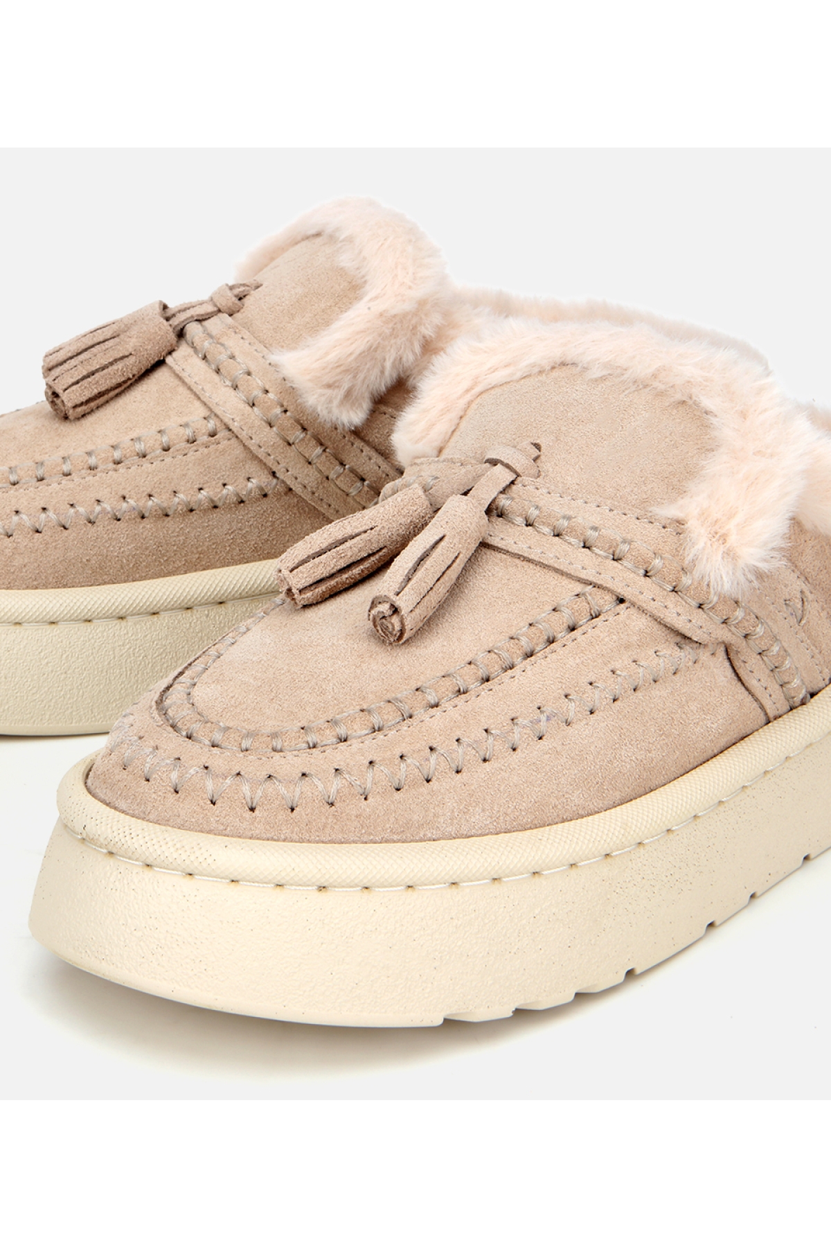 Kadın Süet Deri Bej İçi Kürklü Püskül Detaylı Düz Terlik - Görsel 4