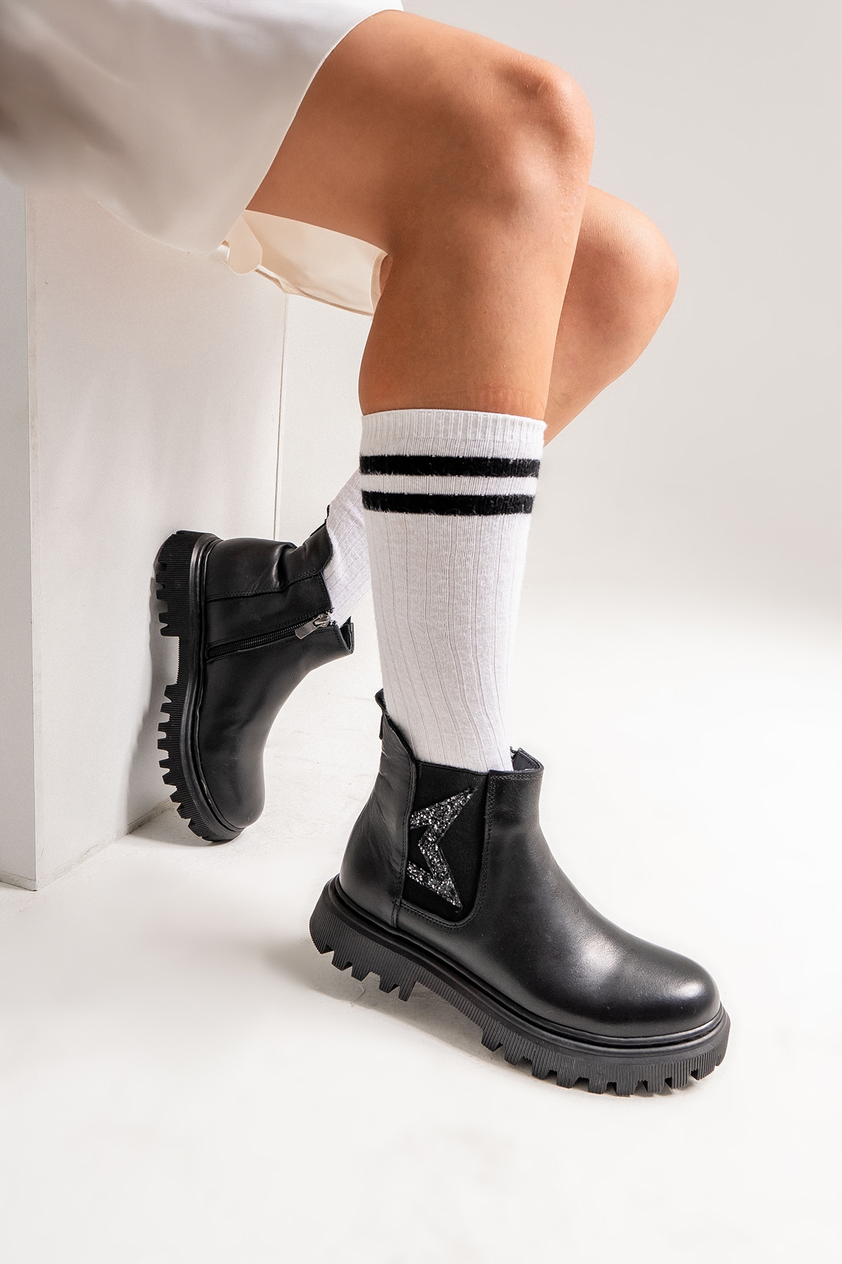 Kız Çocuk Siyah Hakiki Deri Anatomik Günlük Bot - Görsel 4