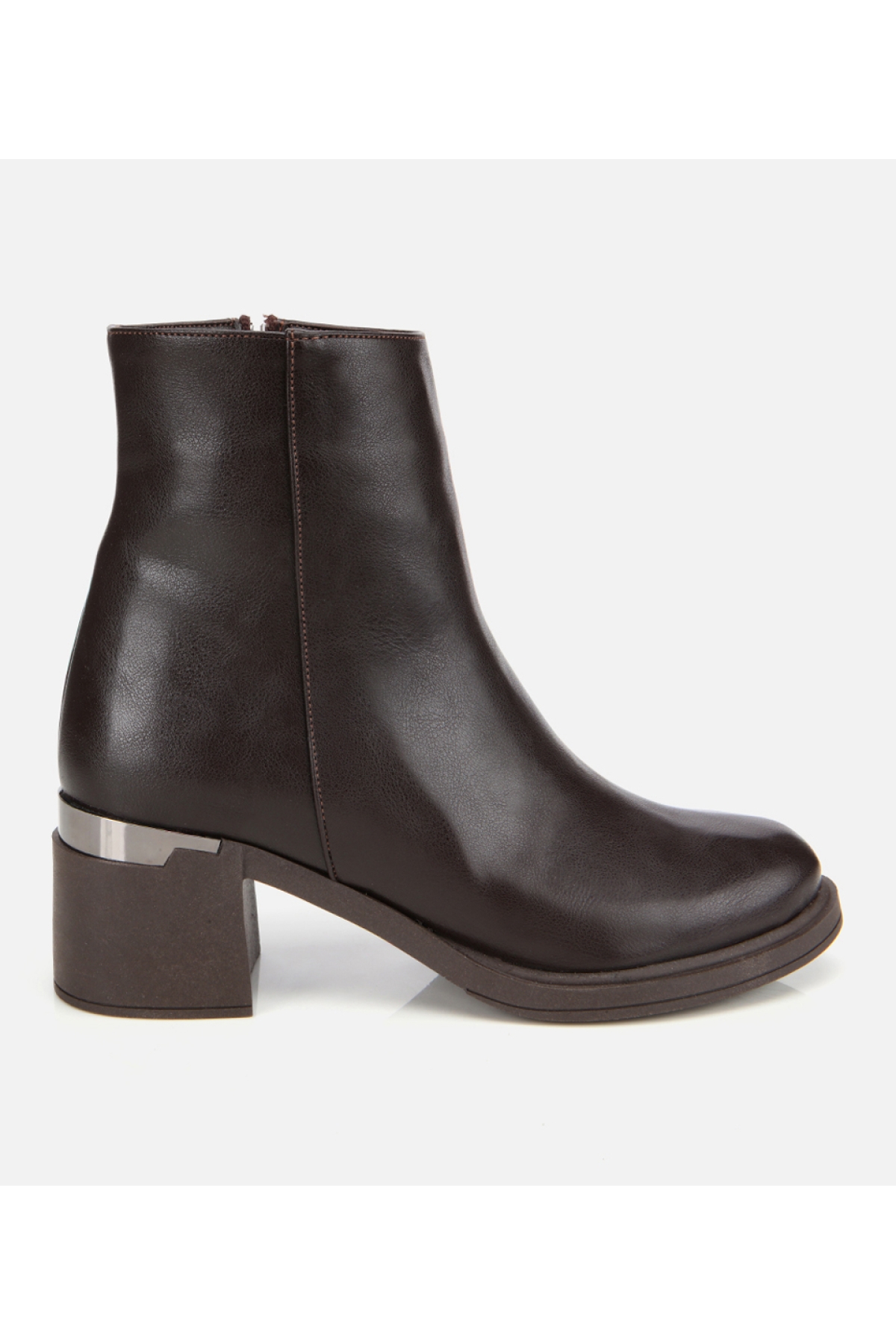 Hotiç Kadın Siyah Kahverengi Metal Detaylı Kalın Tabanlı Bilekte Düz Bot model görseli