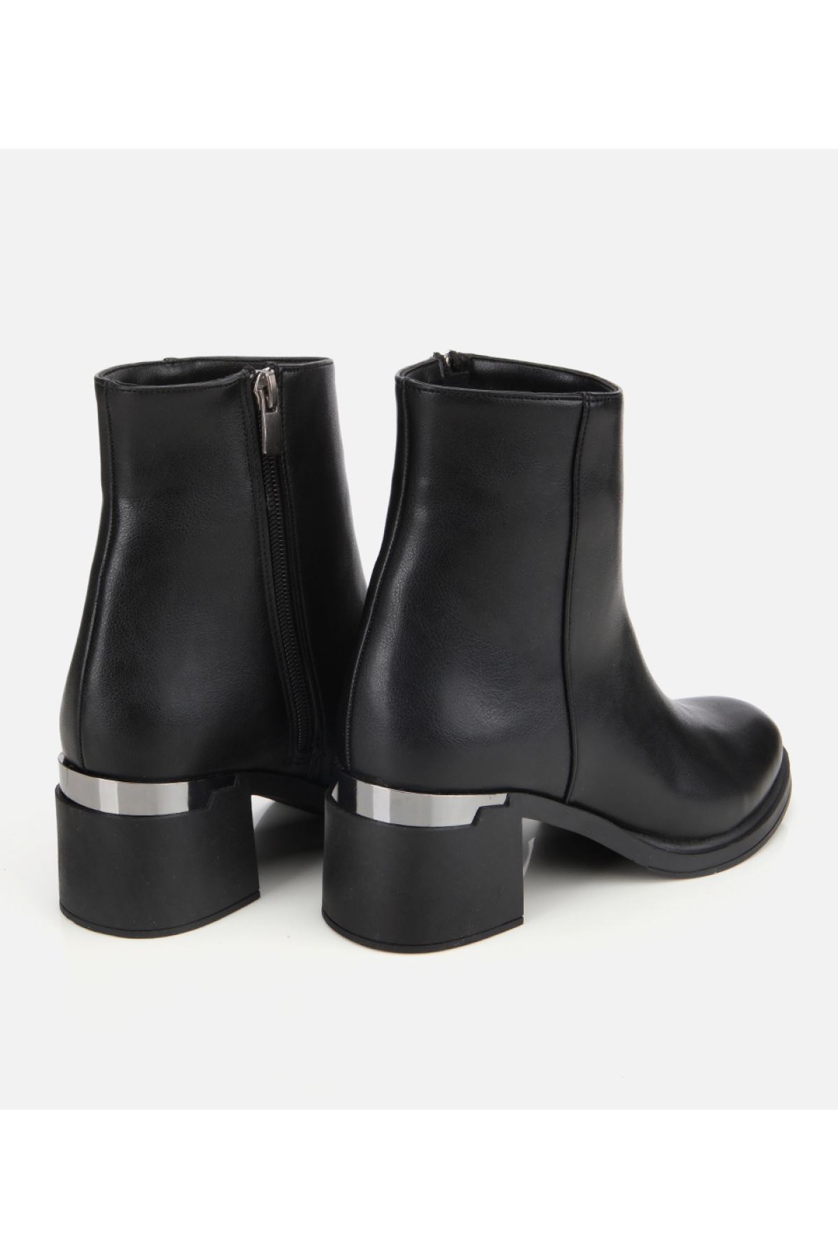 Kadın Siyah Metal Detaylı Kalın Tabanlı Bilekte Düz Bot - Görsel 4
