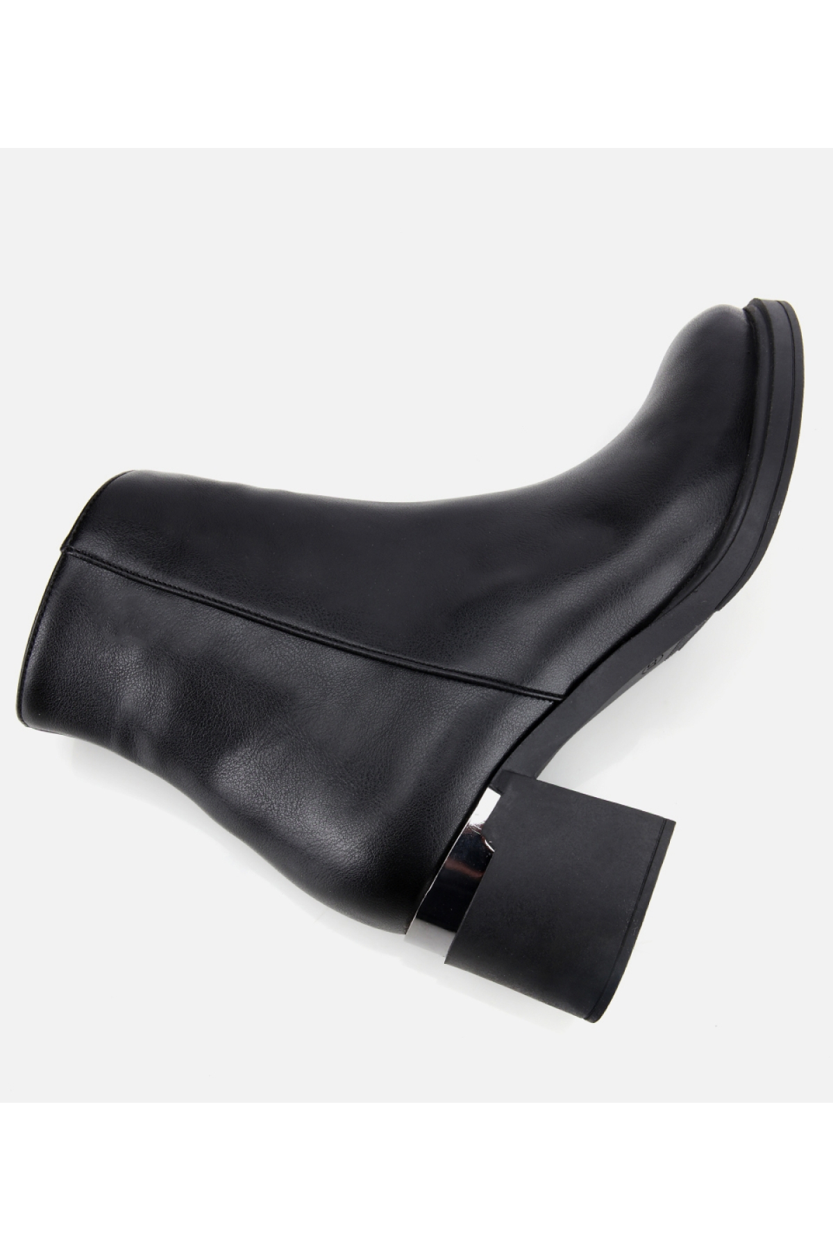 Kadın Siyah Metal Detaylı Kalın Tabanlı Bilekte Düz Bot - Görsel 6