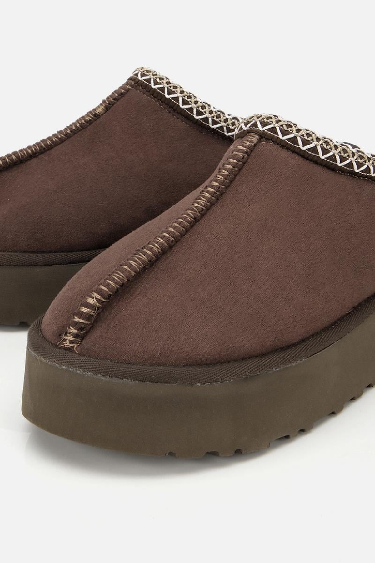 Kadın Süet Kahverengi Dikiş Detaylı İçi Kürklü Yüksek Tabanlı Yarım Bot Terlik - Görsel 4