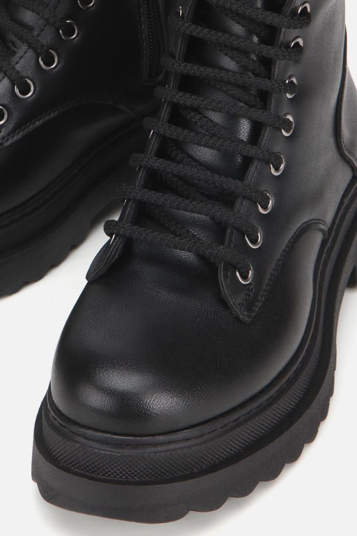 Kadın Siyah Bağcıklı Postal Düz Bot - Görsel 5