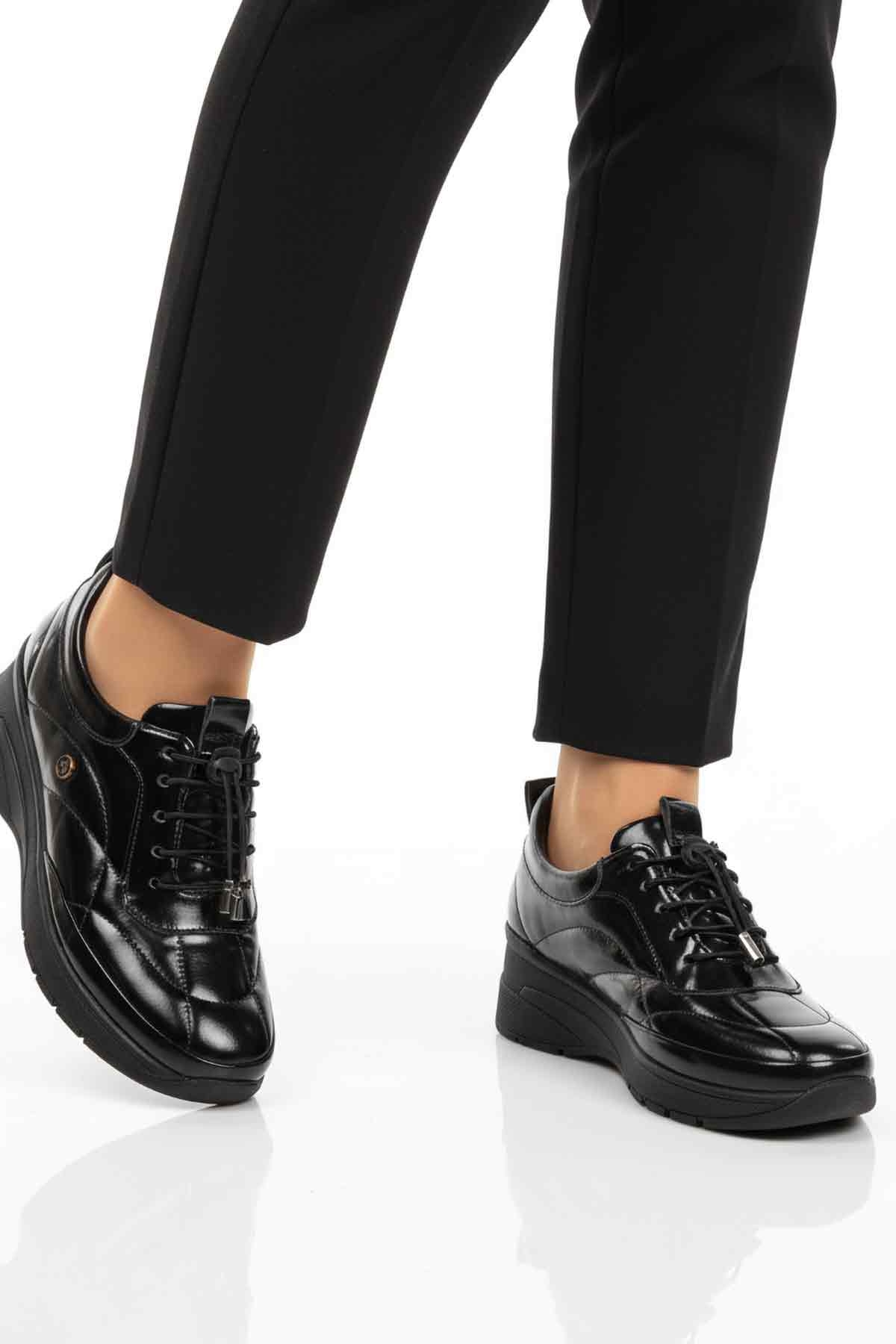A Spor Aspor Siyah Rugan Hakiki Deri Kadın Casual Ayakkabı model görseli
