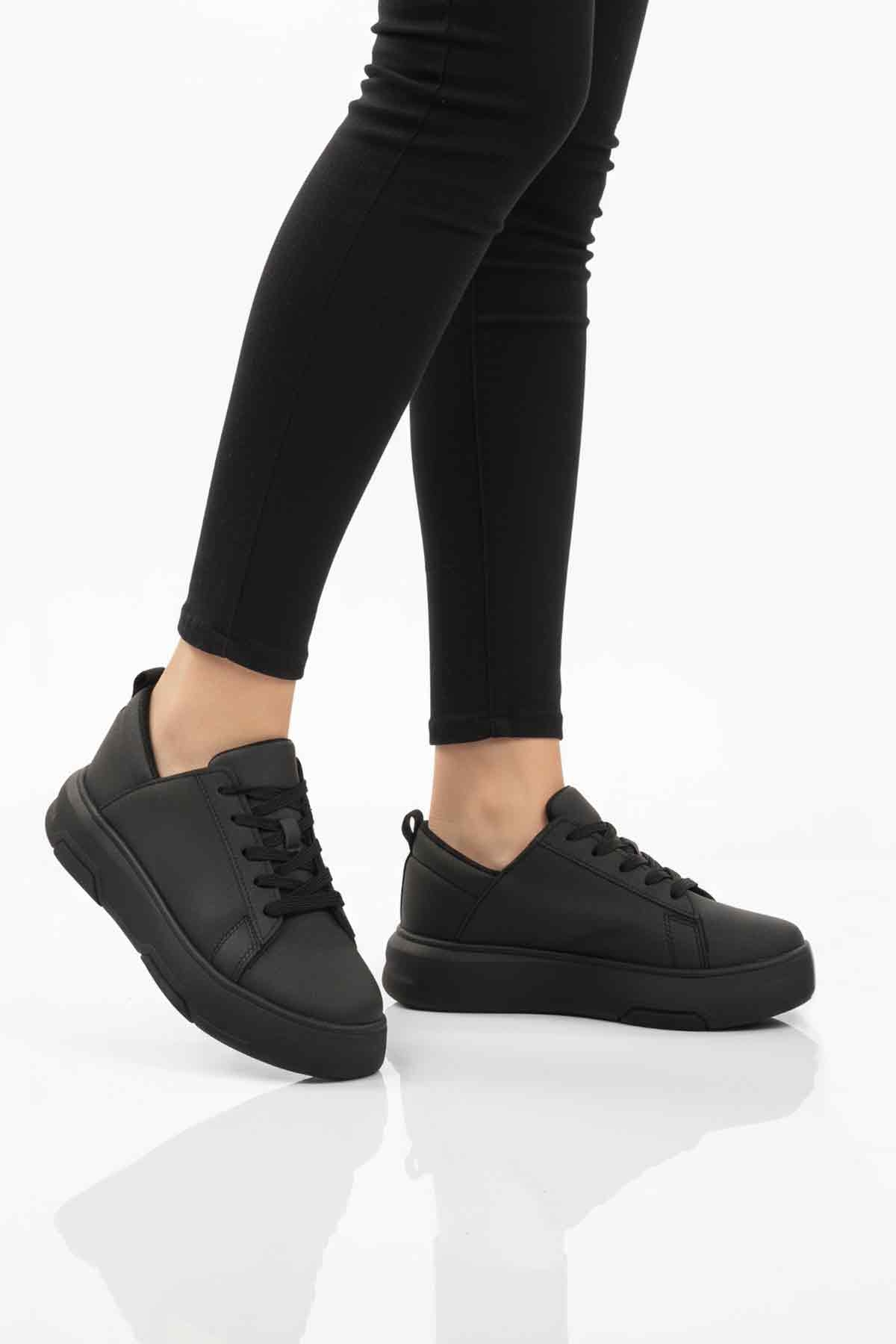 Aspor Siyah Bağcıklı Kadın Spor Ayakkabı