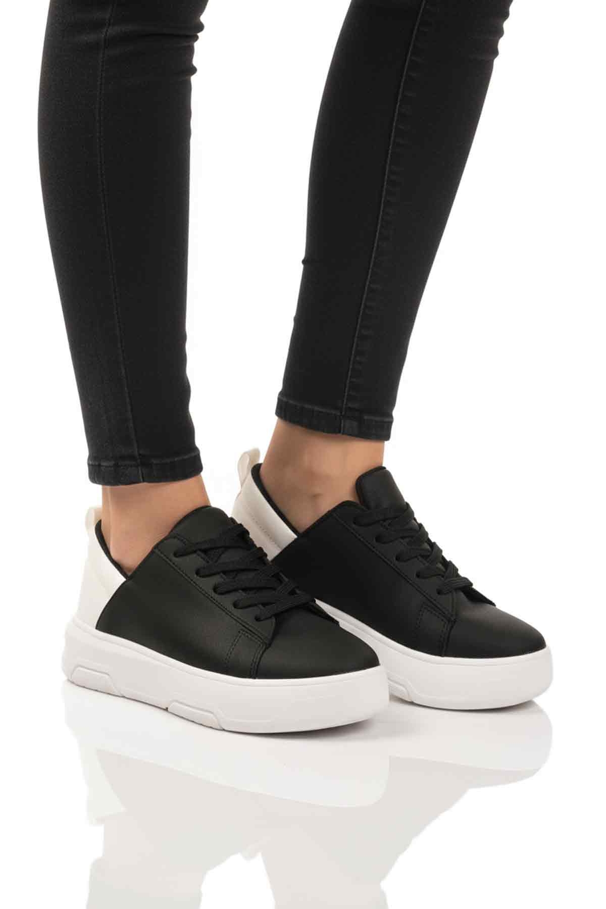 Aspor Siyah Beyaz Bağcıklı Kadın Spor Ayakkabı