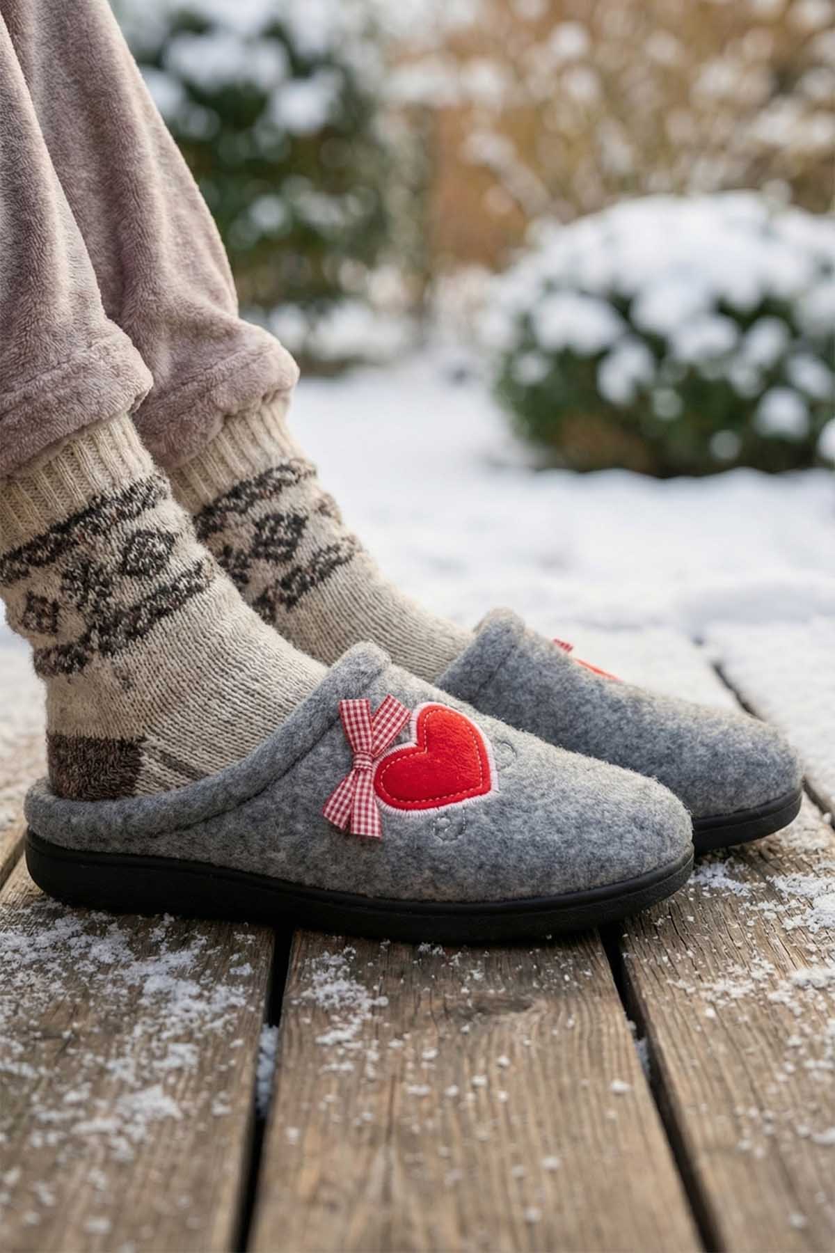 Kışlık Kadın Ev Bahçe Comfort Taban Nakışlı Kalp Desenli Keçe Terlik - Görsel 5