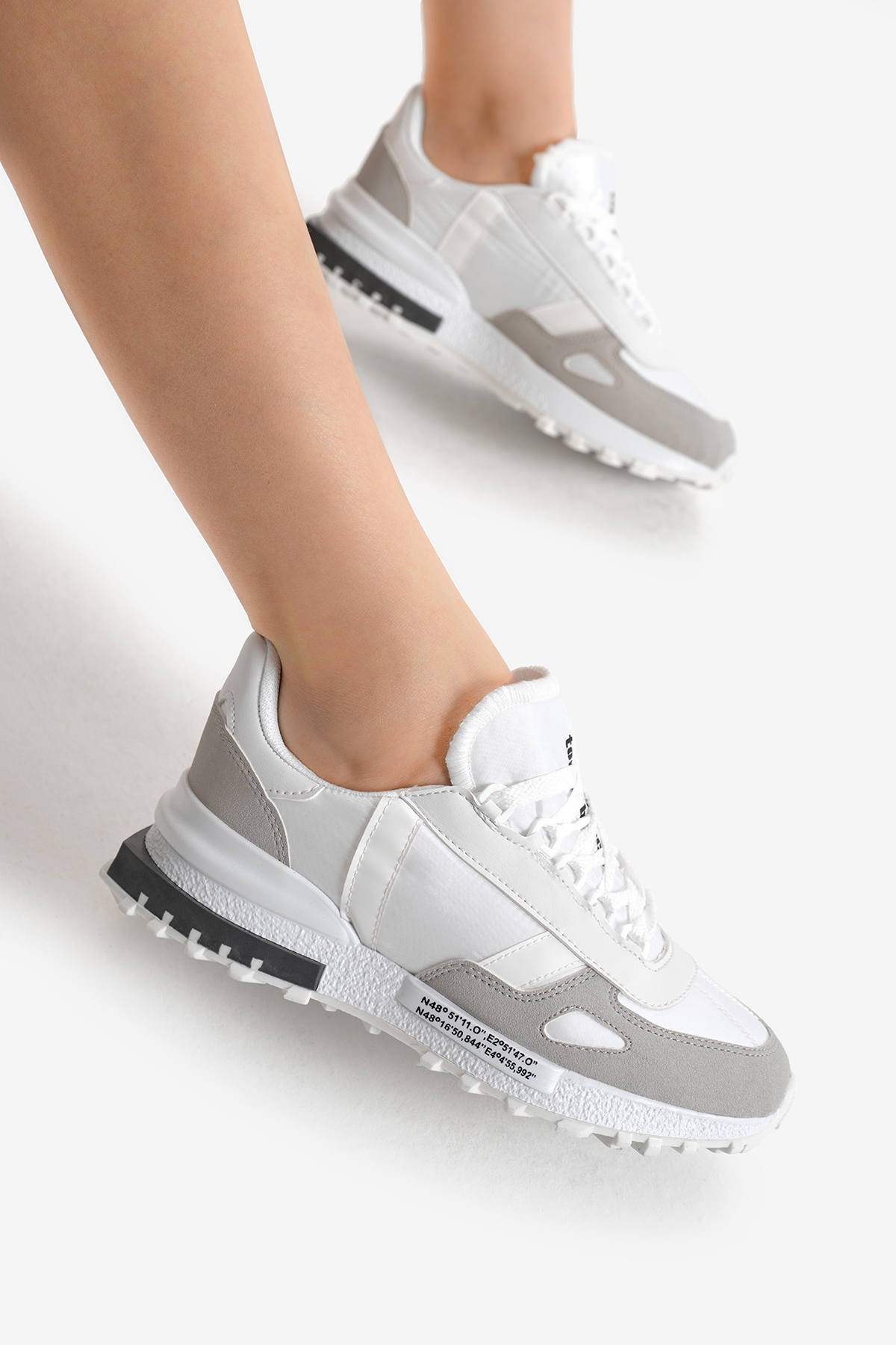 Unisex Beyaz Gri Kalın Termo Taban Yazı Detaylı Retro Stil Günlük Spor Ayakkabı - Görsel 4