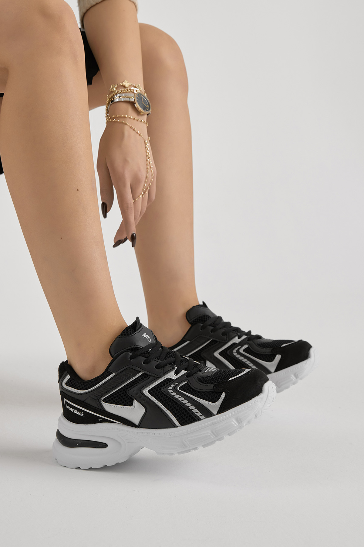 Kadın Siyah Beyaz Kalın Hafif Faylon Taban File Detaylı Bağcıklı Spor Ayakkabı - Görsel 2