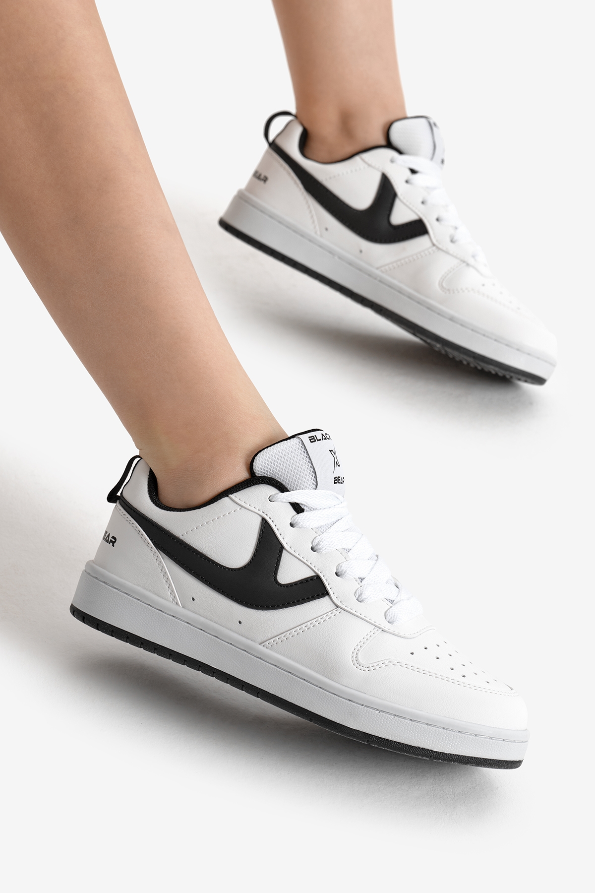 Kadın Beyaz Siyah Termo Taban Şerit Detaylı Bağcıklı Spor Ayakkabı - Görsel 2