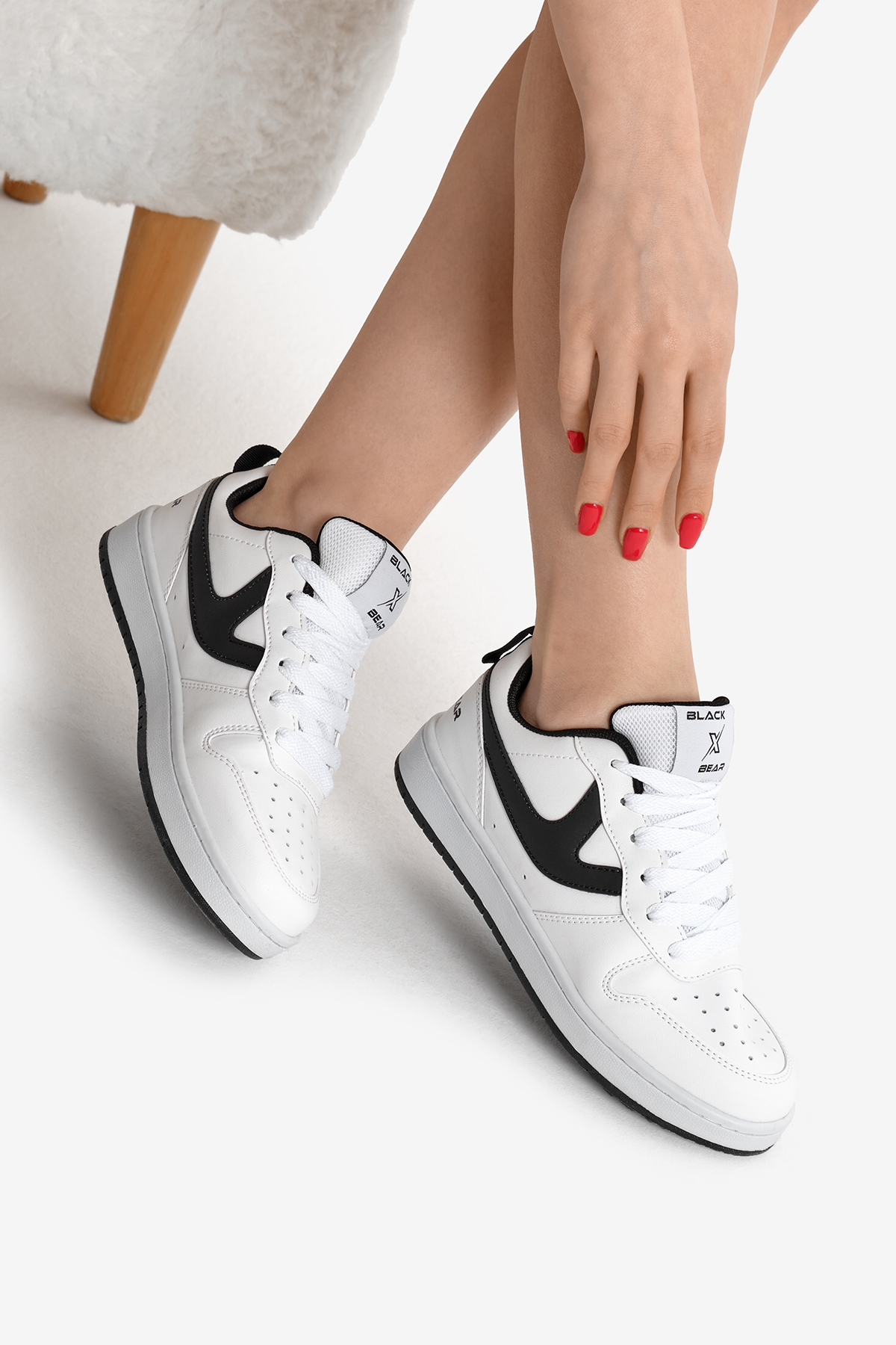 Kadın Beyaz Siyah Termo Taban Şerit Detaylı Bağcıklı Spor Ayakkabı - Görsel 3