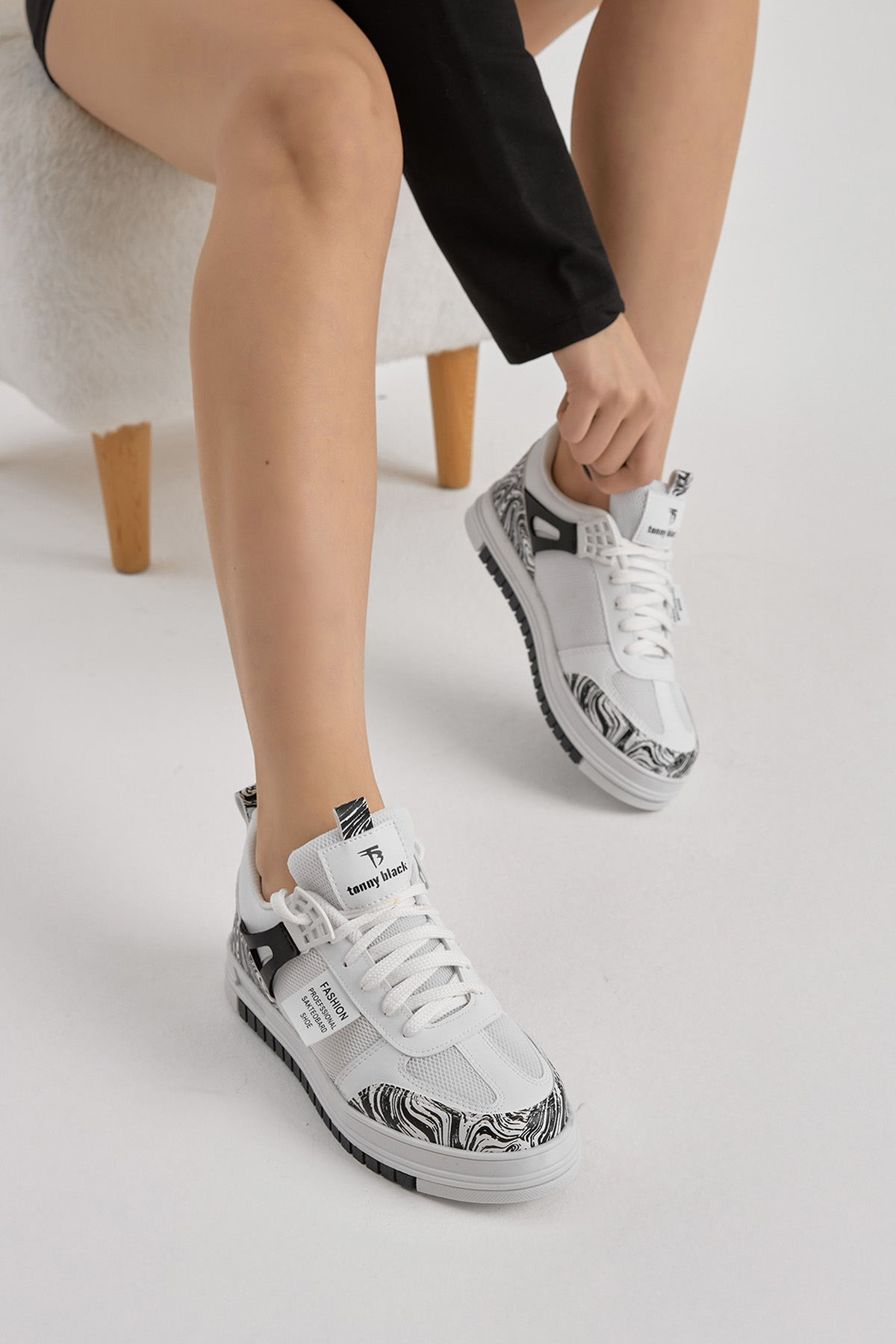 Unisex Beyaz Siyah Termo Taban Desenli Fileli Bağcıklı Spor Ayakkabı - Görsel 2