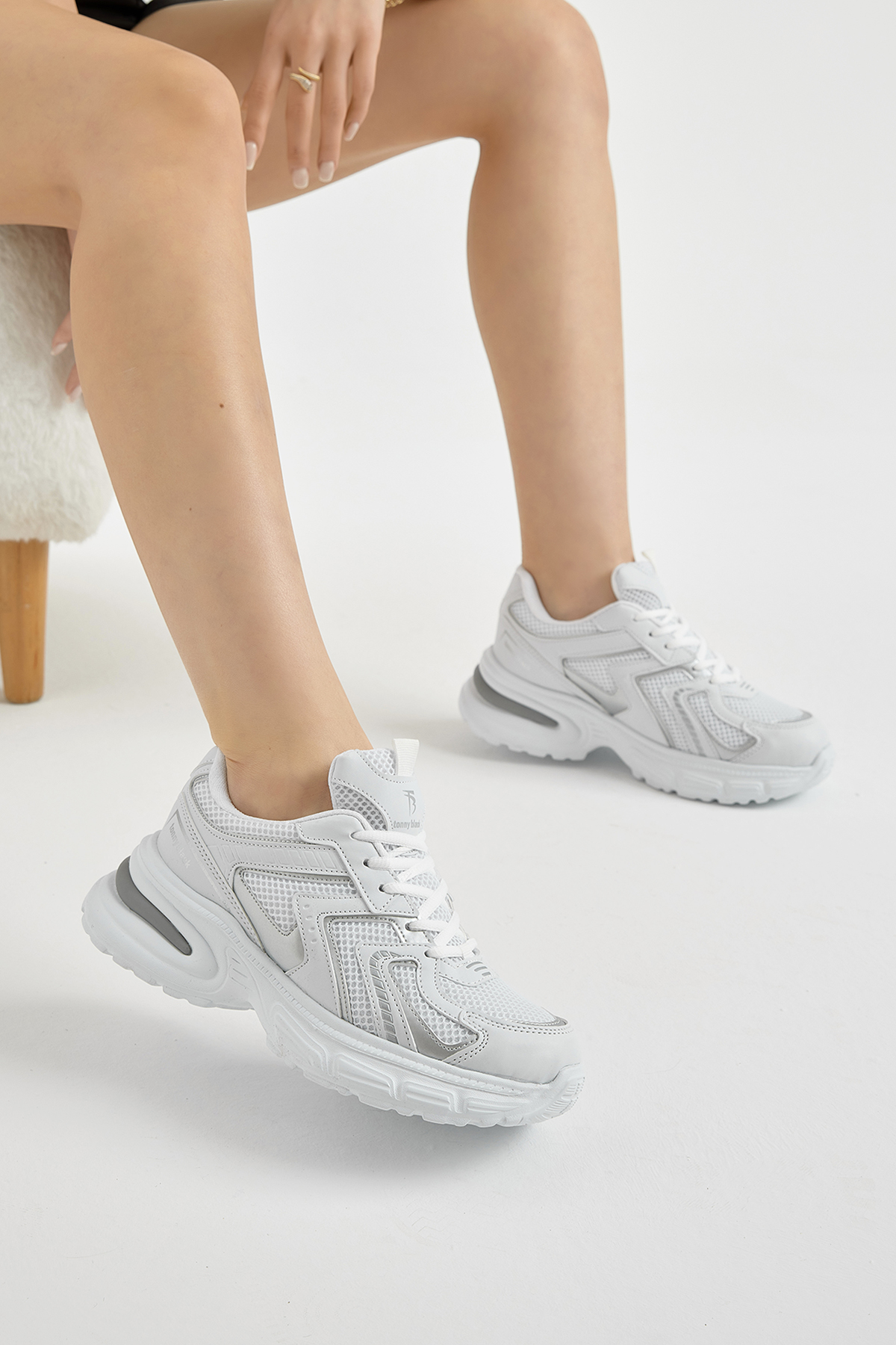 Kadın Beyaz Kalın Hafif Faylon Taban File Detaylı Bağcıklı Spor Ayakkabı - Görsel 2