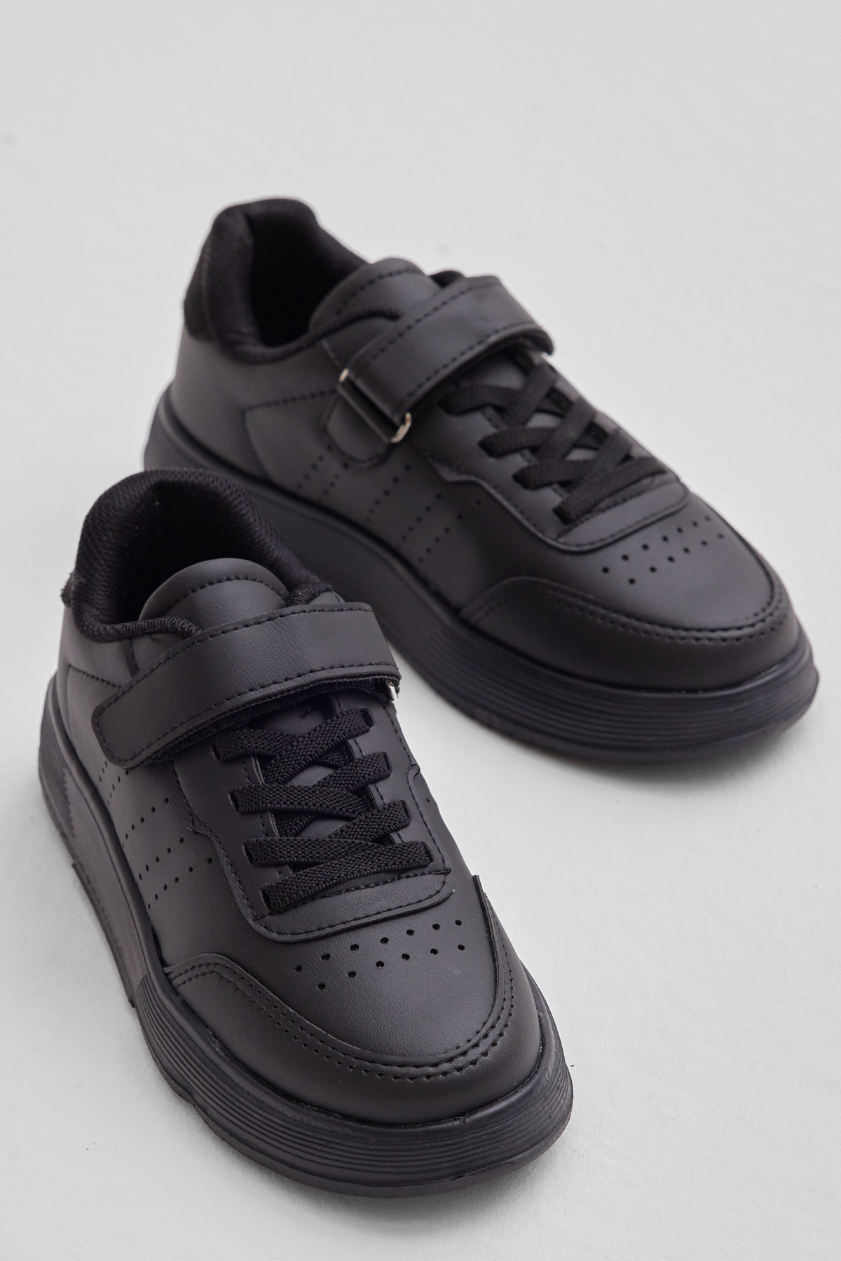 Çocuk Unisex Siyah Faylon Hafif Taban Bağcıklı Günlük Spor Ayakkabı - Görsel 3